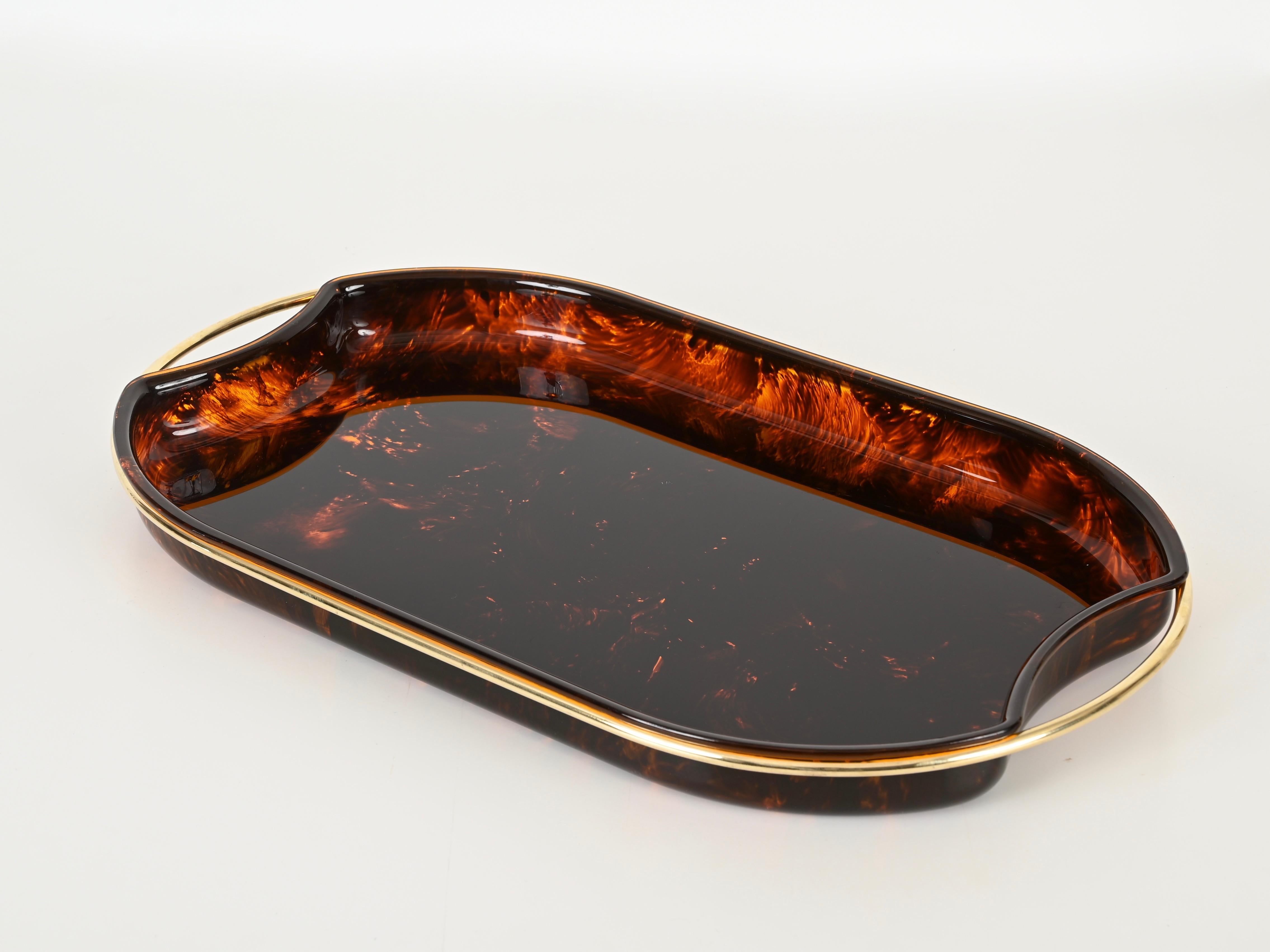 Italiano Vassoio da portata grande del Medioevo in lucite e ottone effetto tartaruga, Italia, anni '70 in vendita