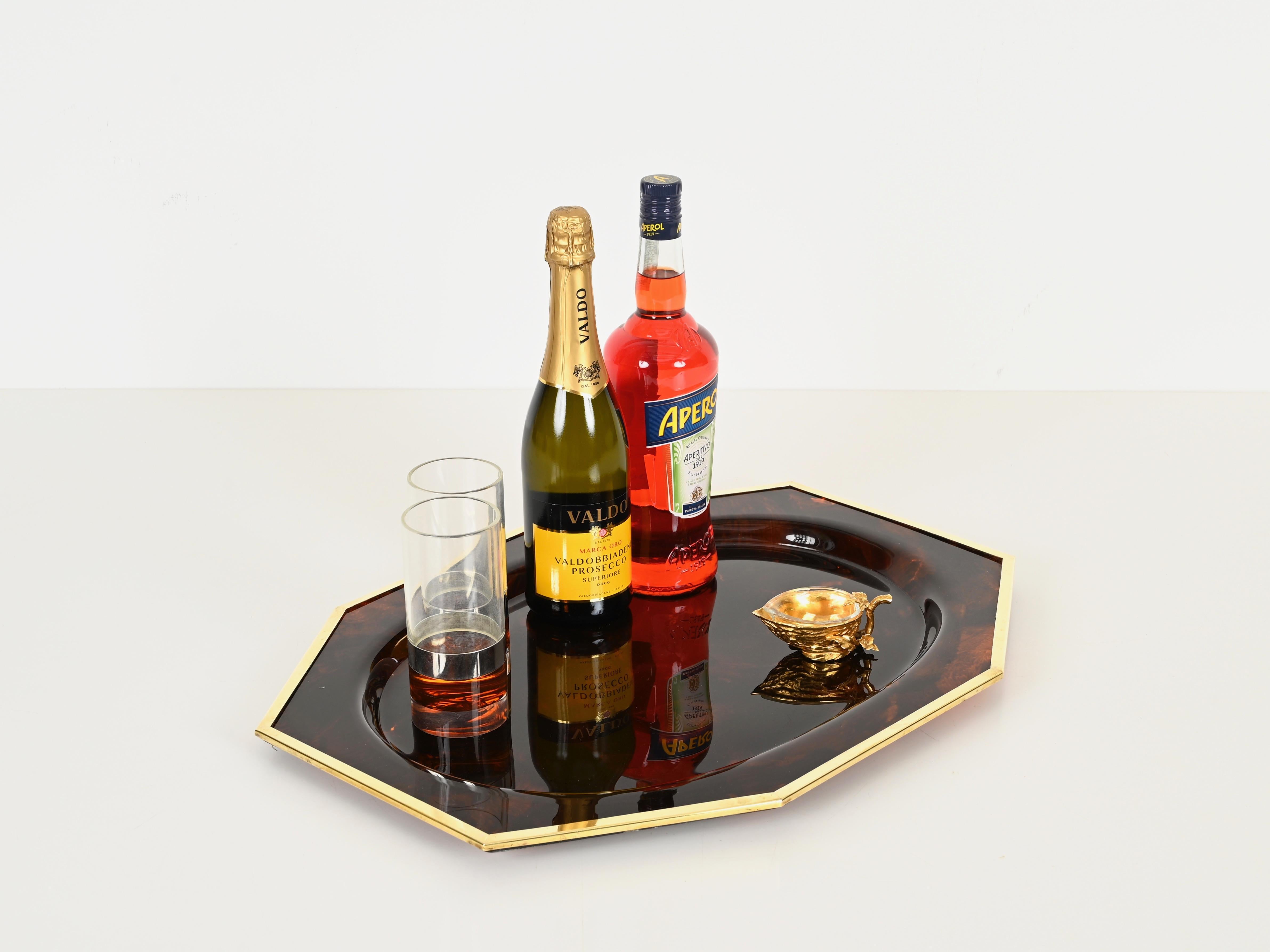 Hand-Crafted Midcentury Large Tortoiseshell Effect Lucite and Brass Serving Tray, Italy 1970s For Sale