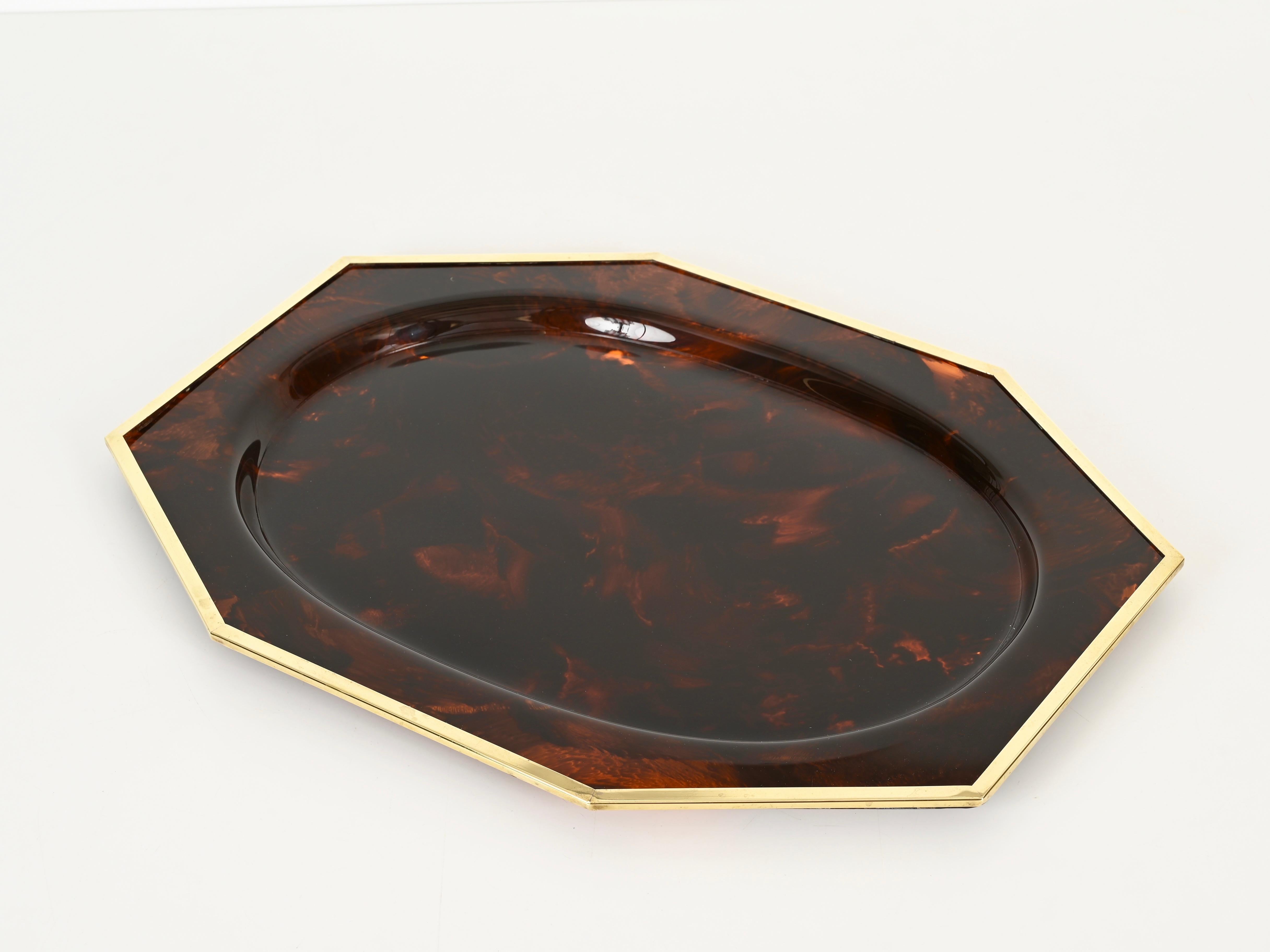 Midcentury Large Tortoiseshell Effect Lucite and Brass Serving Tray, Italy 1970s In Good Condition For Sale In Roma, IT