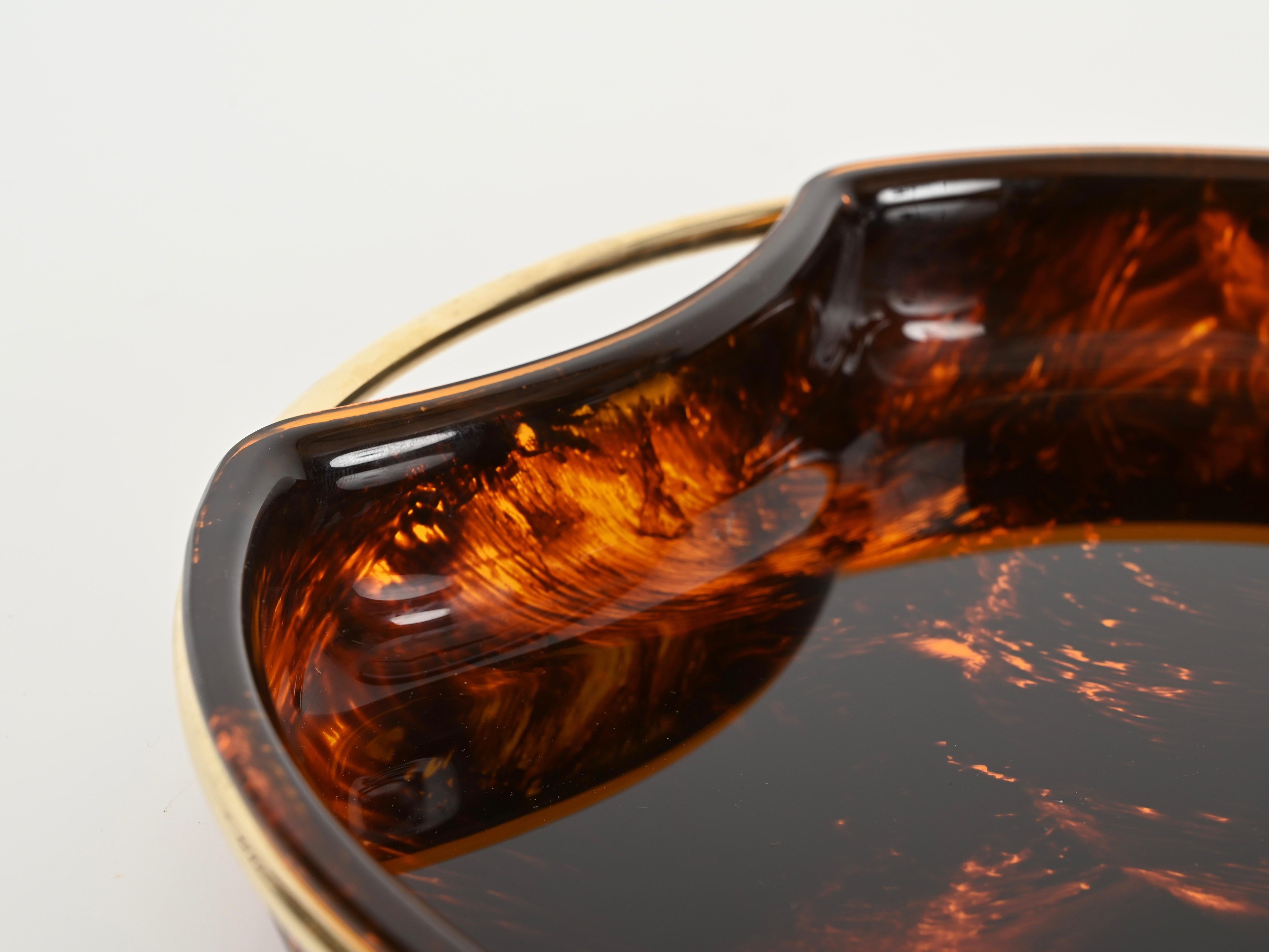 XX secolo Vassoio da portata grande del Medioevo in lucite e ottone effetto tartaruga, Italia, anni '70 in vendita