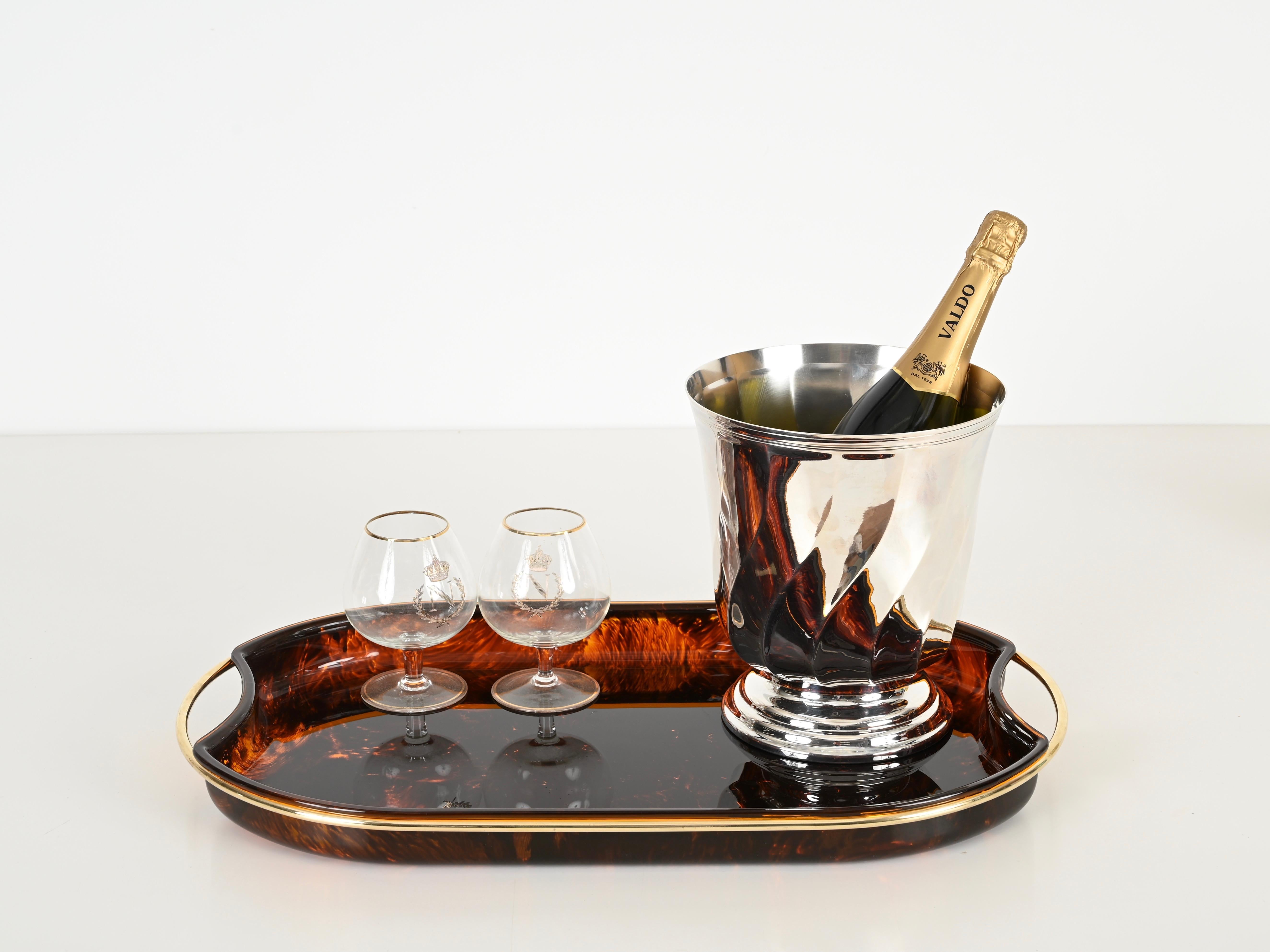 Vassoio da portata grande del Medioevo in lucite e ottone effetto tartaruga, Italia, anni '70 in vendita 1