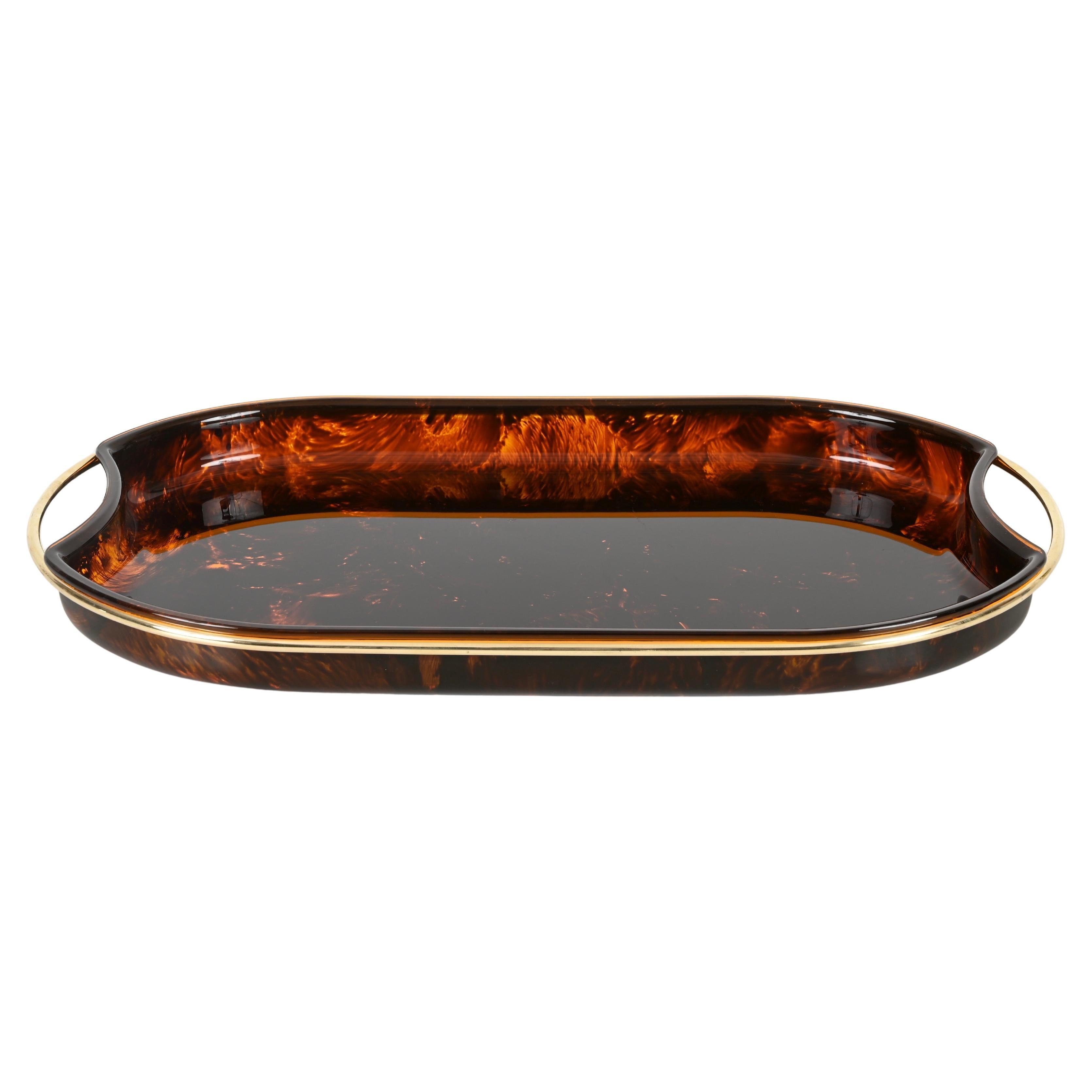 Vassoio da portata grande del Medioevo in lucite e ottone effetto tartaruga, Italia, anni '70