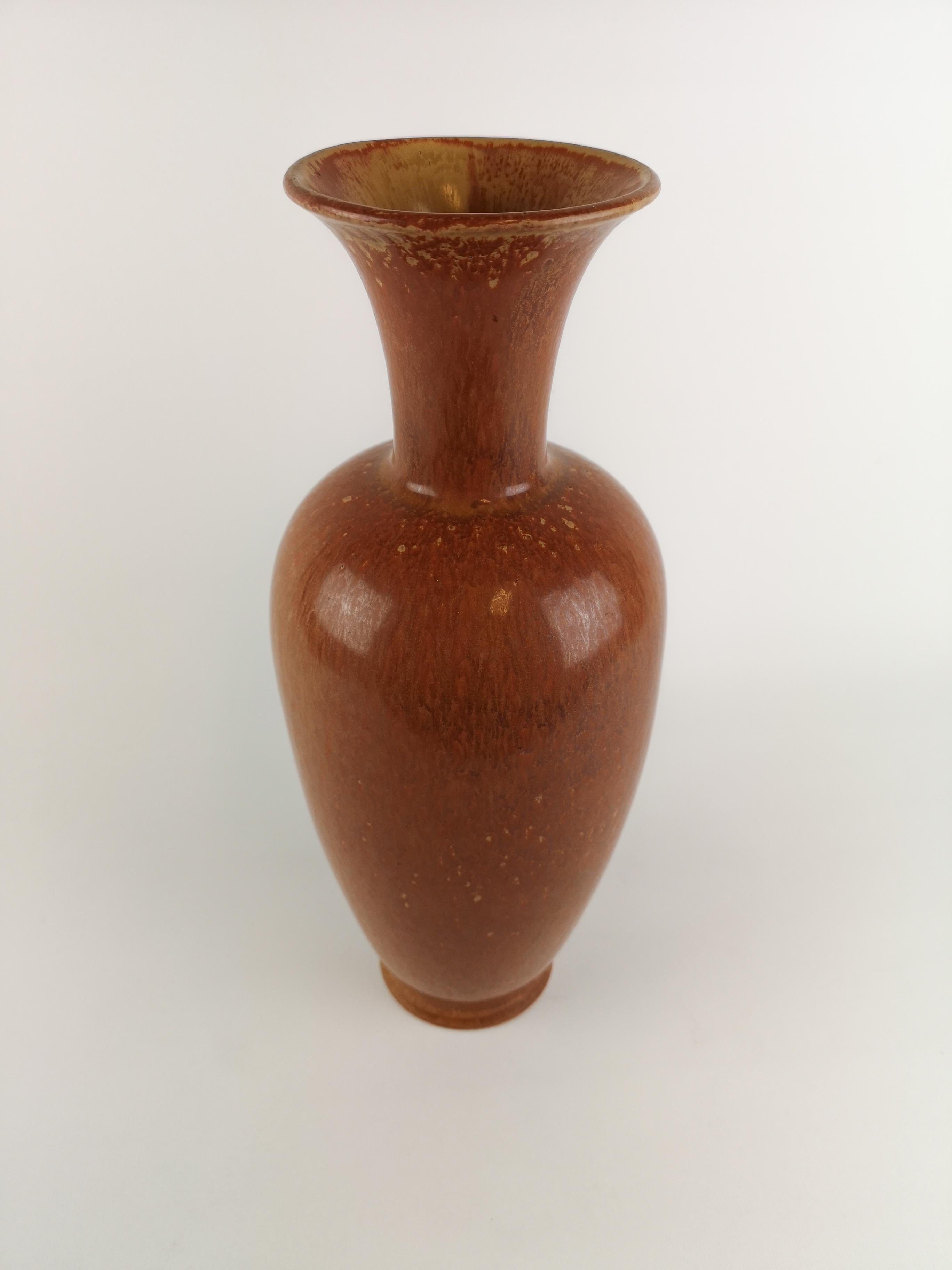 Stoneware large vase by Gunnar Nylund for Rörstrand 1950s with light brown harefur glaze.

Signed R GN SWEDEN.

Measures H 33 D 15 cm.