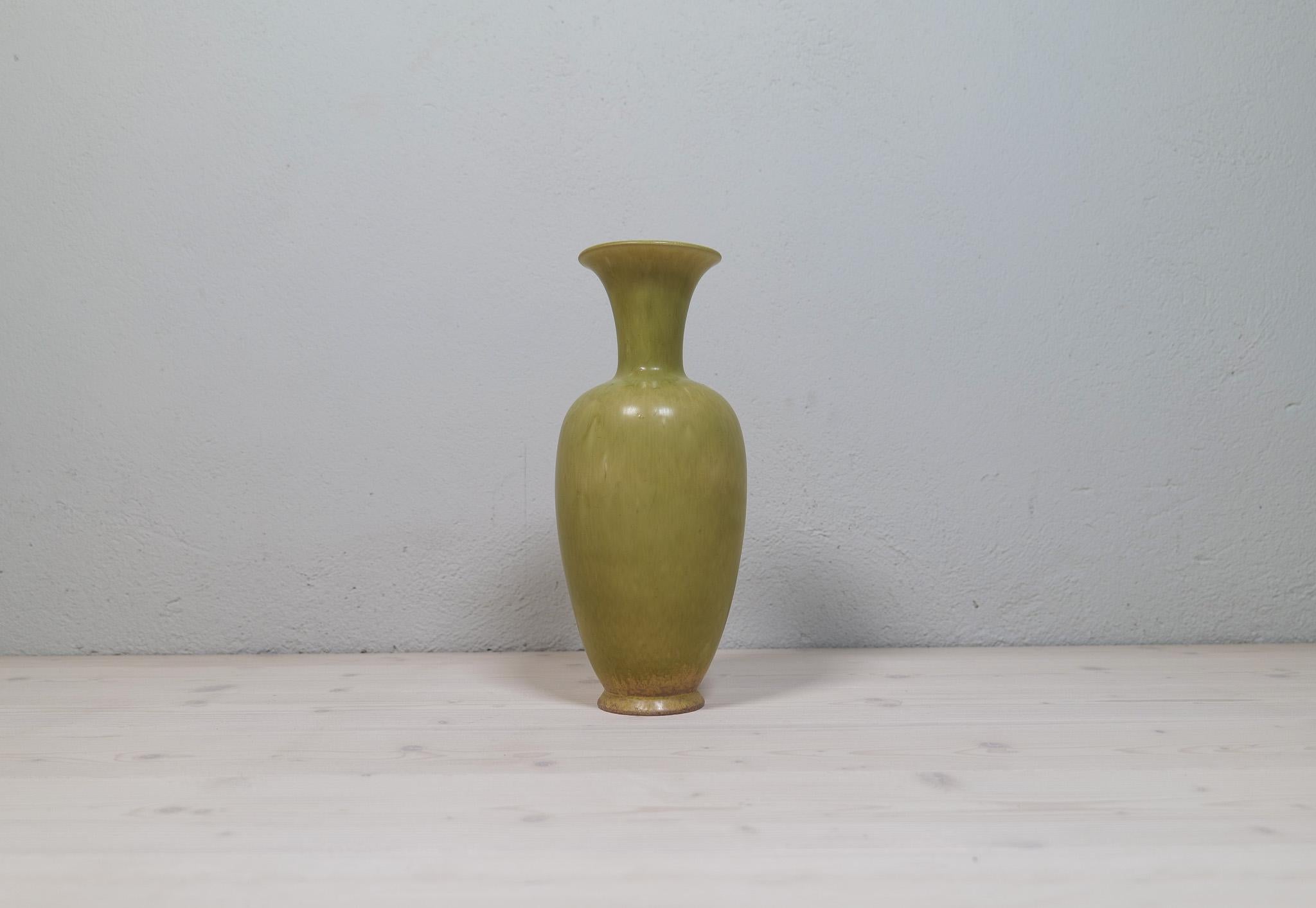 Wonderfully crafted large stoneware vase by Gunnar Nylund for Rörstrand 1950s with exceptional yellow green, brown hare fur glaze. 

Good vintage condition with small uneven parts and mark. 

Signed R SWEDEN GN KI

Dimensions: Height 37 cm D