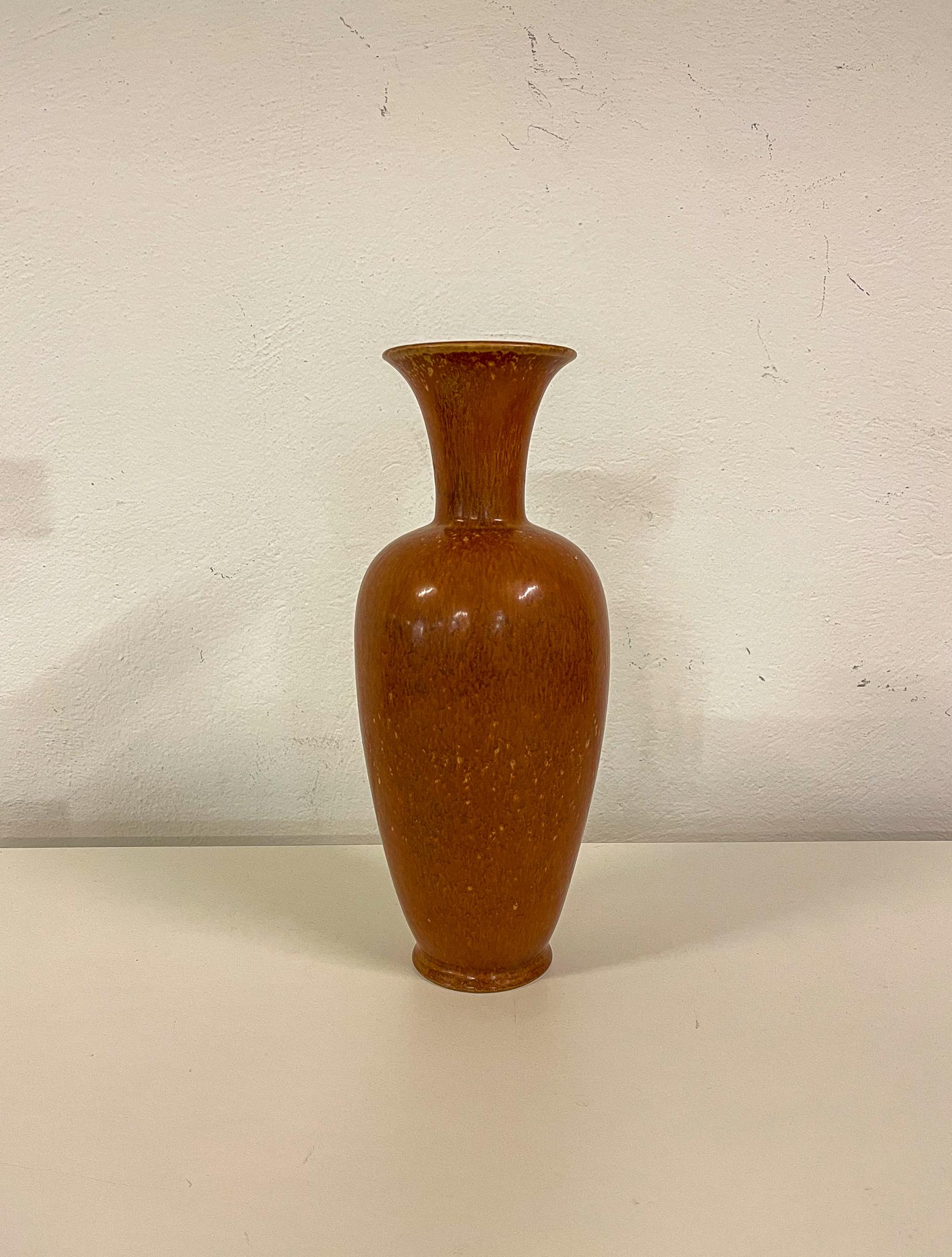 This large stoneware vase by Gunnar Nylund for Rörstrand 1950s is gifted with light brown harefur glaze. And it has that stunning look of Nylunds great craftsmanship. It really gives a great impression. 

Signed R GN SWEDEN.

Good vintage