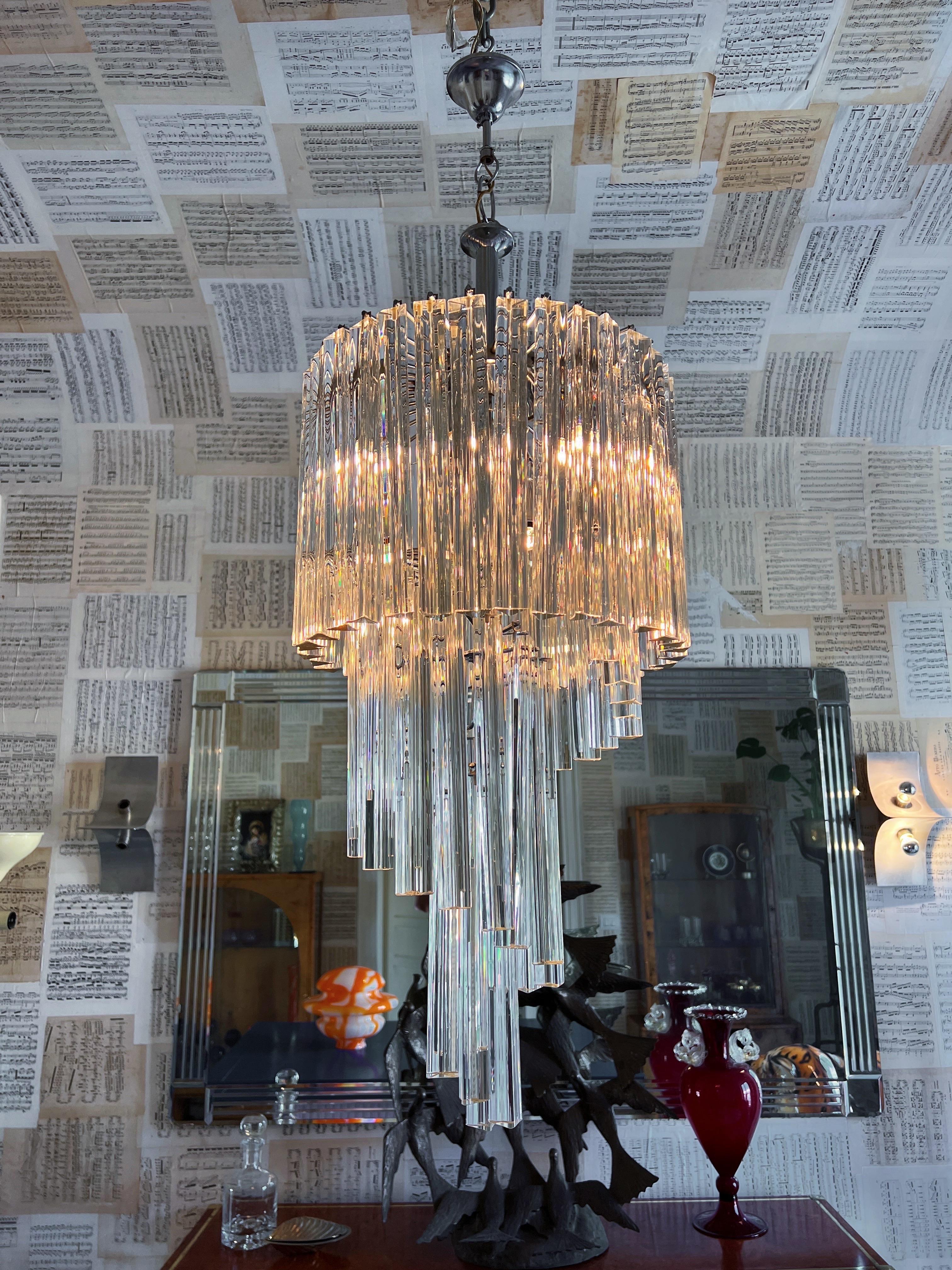 Lampadario a spirale XL di Venini, un capolavoro di design e artigianato. Questa splendida lampada è un vero gioiello per la tua casa. 

Il lampadario è composto da 65 cristalli originali di Murano meticolosamente incastonati su una robusta base di