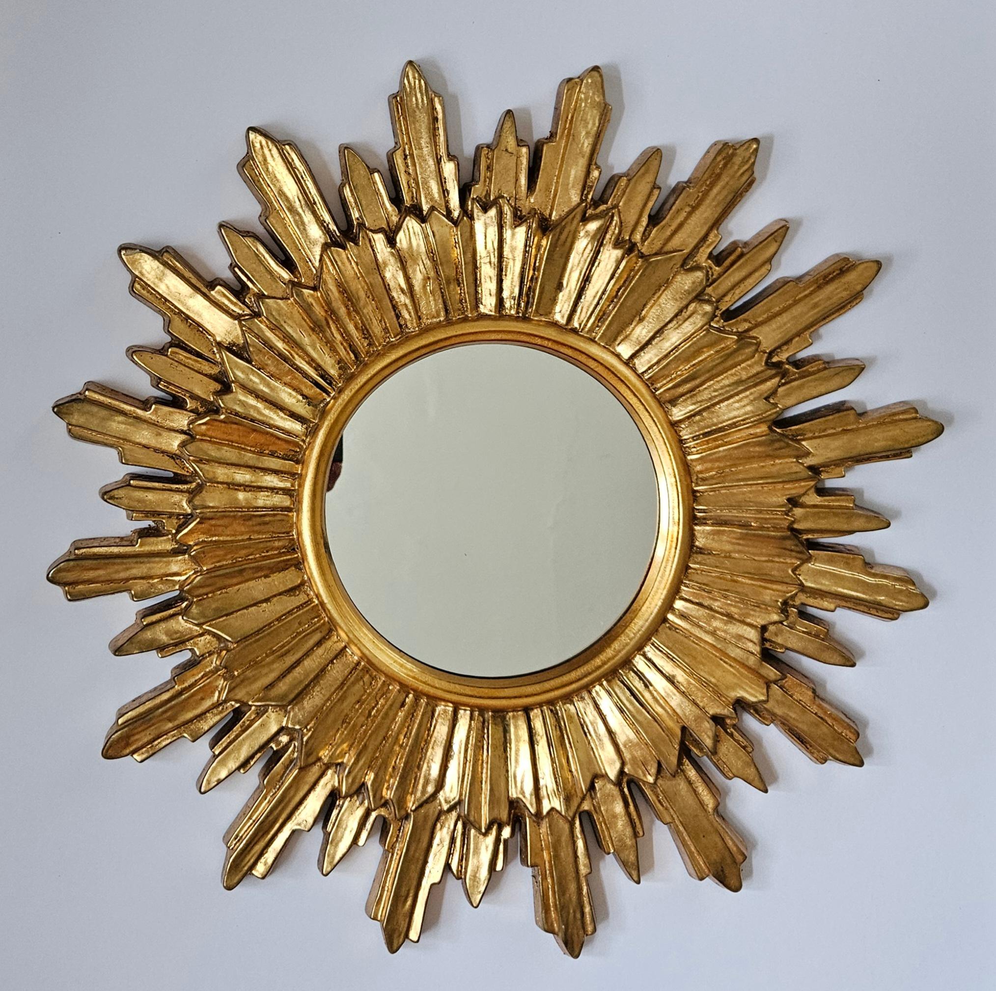Midcentury Large Wall Mirror Gilted Wood Sunburst Starburst, Italy, 1970s finales del siglo XX en venta