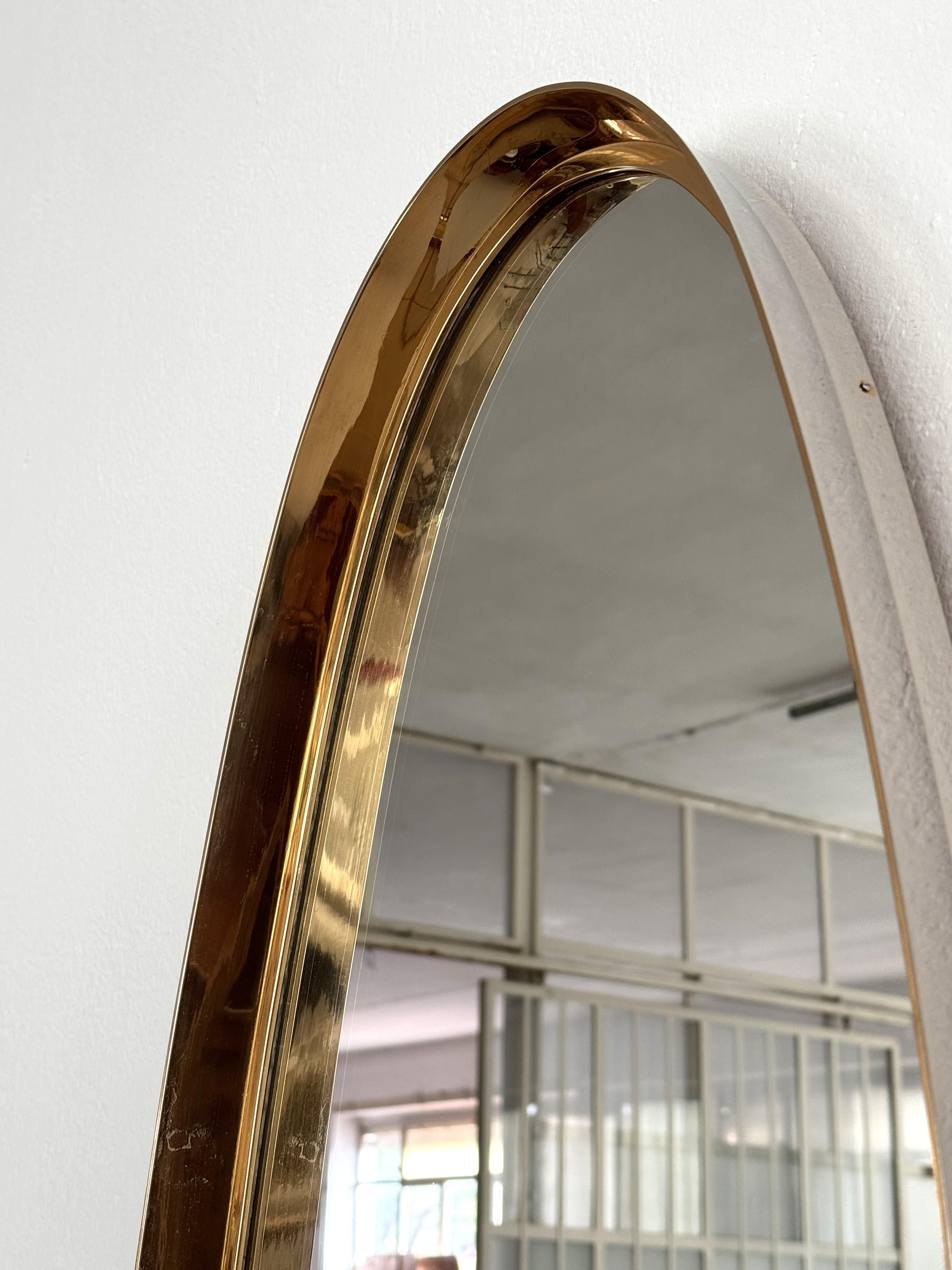 Gran espejo de pared de latón de mediados de siglo, Vereinigte Werkstätten München, años 60 en Bueno estado para la venta en Morazzone, Varese