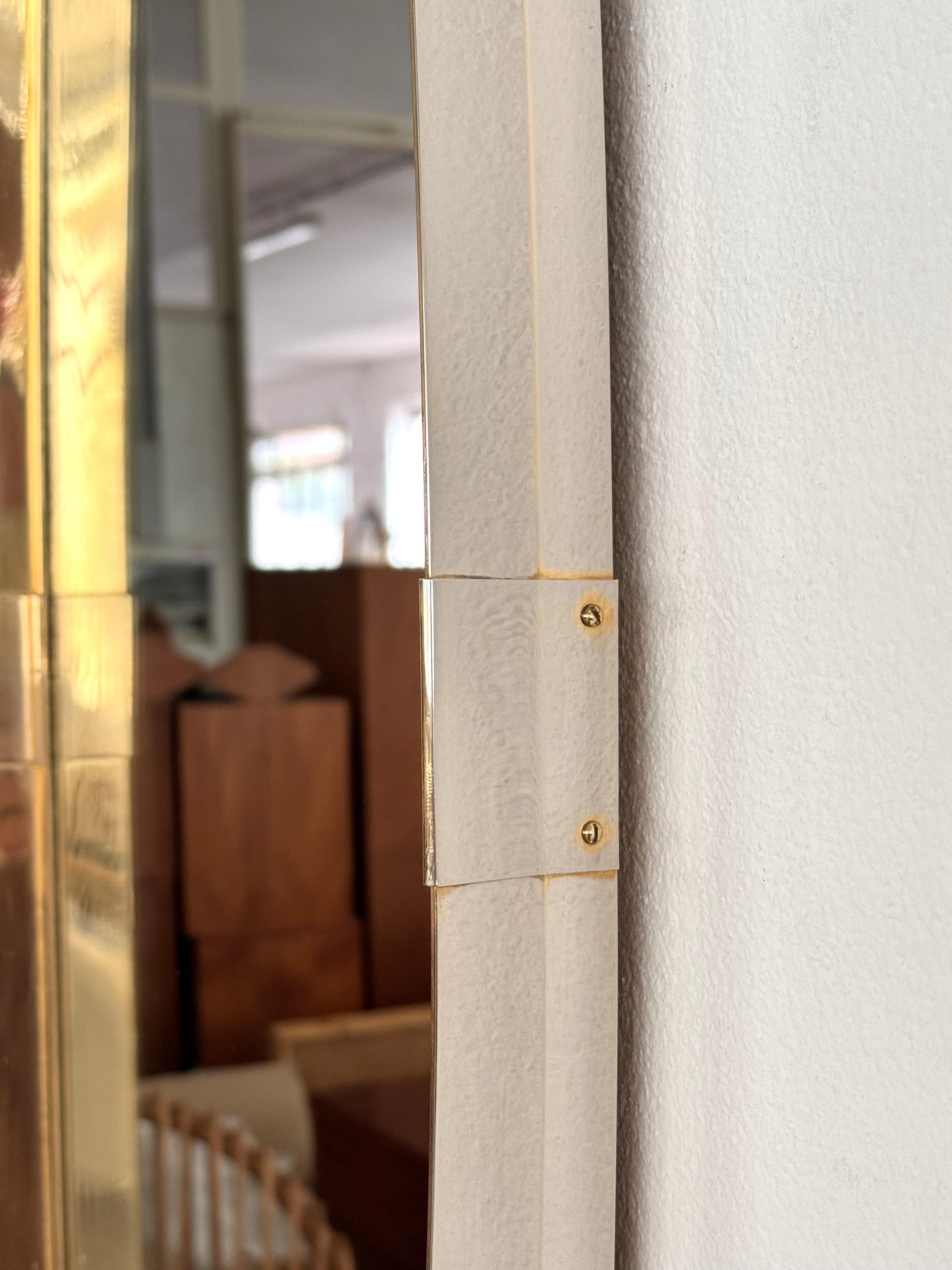 Gran espejo de pared de latón de mediados de siglo, Vereinigte Werkstätten München, años 60 mediados del siglo XX en venta