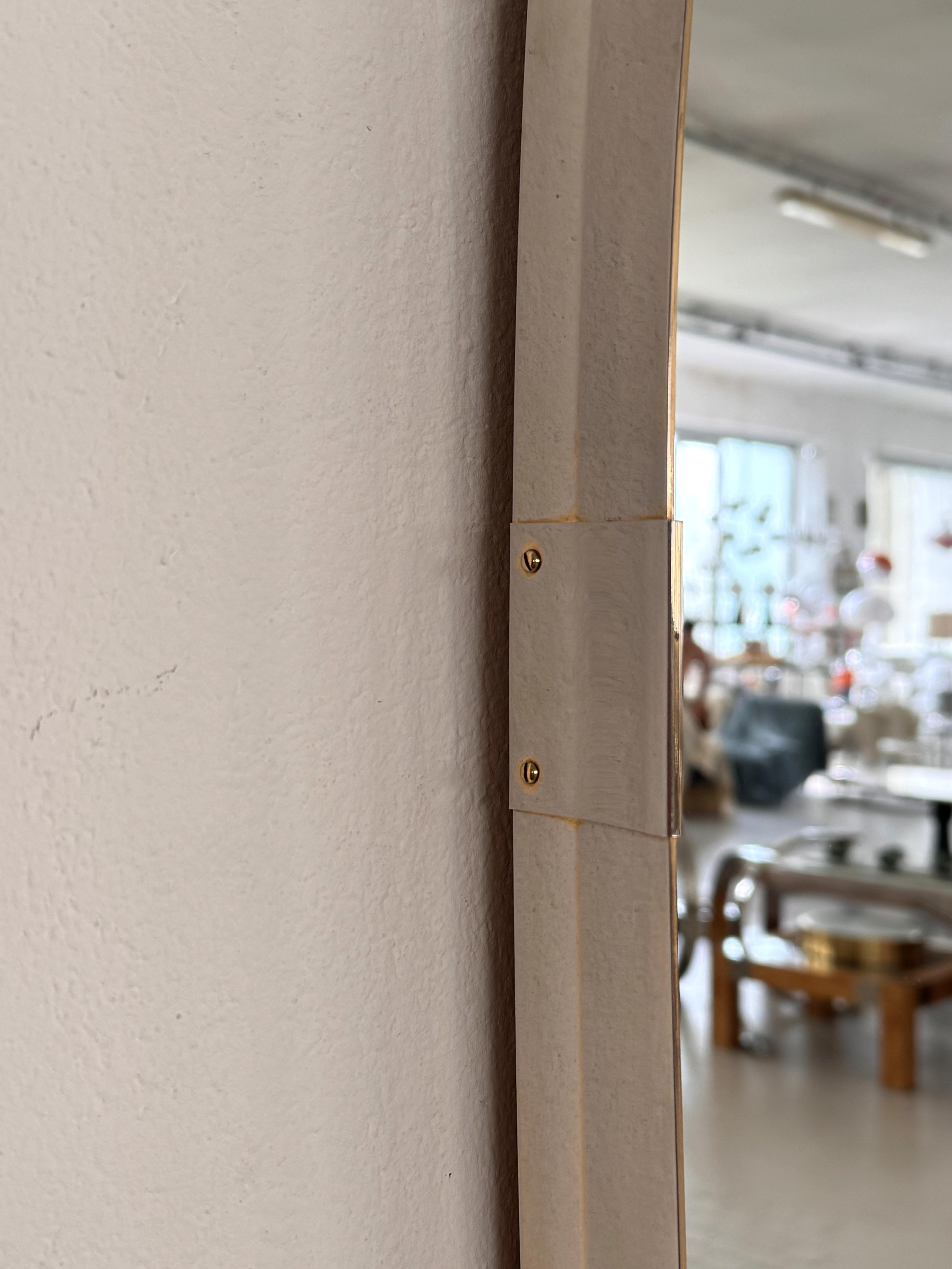 Gran espejo de pared de latón de mediados de siglo, Vereinigte Werkstätten München, años 60 Latón en venta