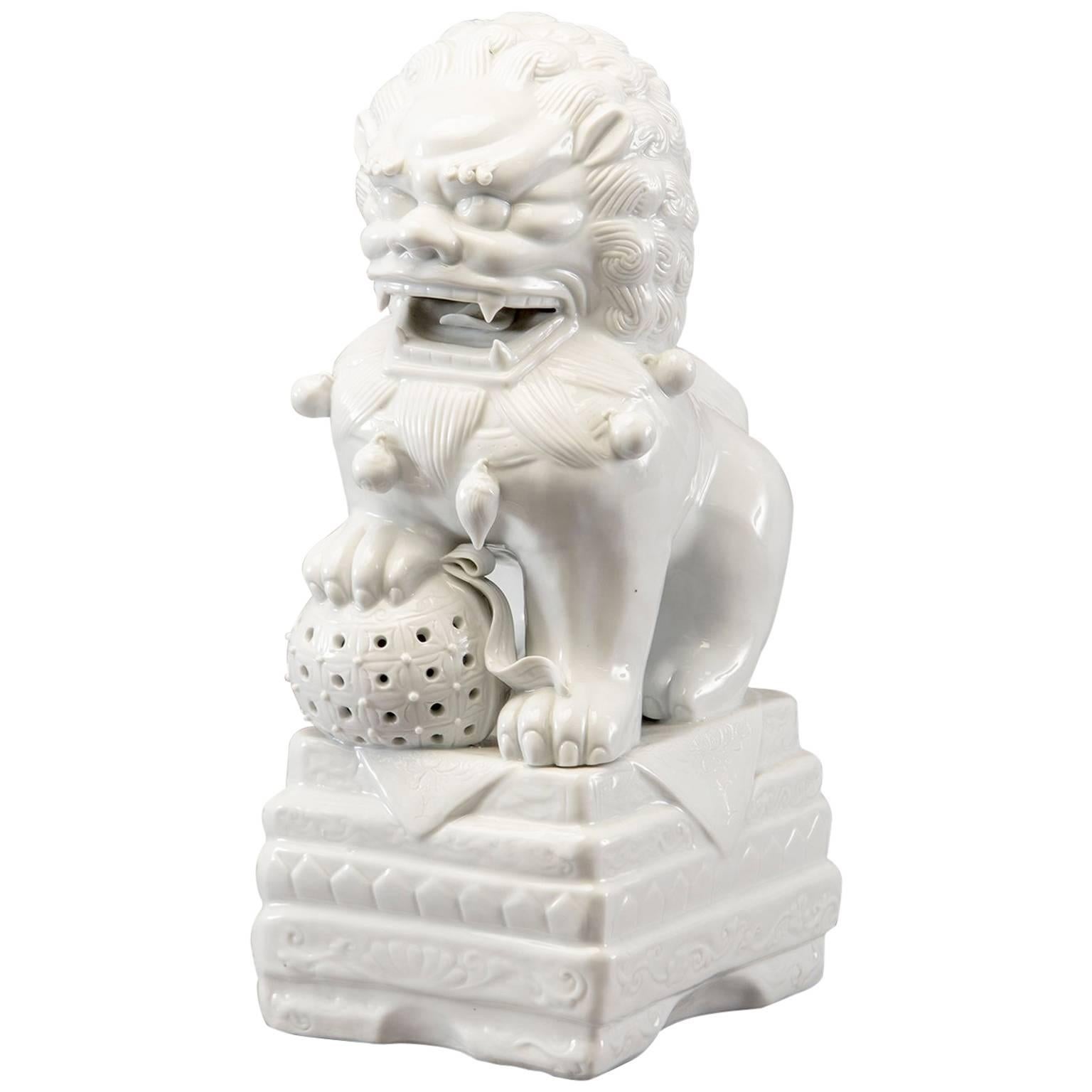 Grand chien en porcelaine blanche du milieu du siècle:: Foo Dog