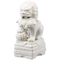 Grand chien en porcelaine blanche du milieu du siècle:: Foo Dog