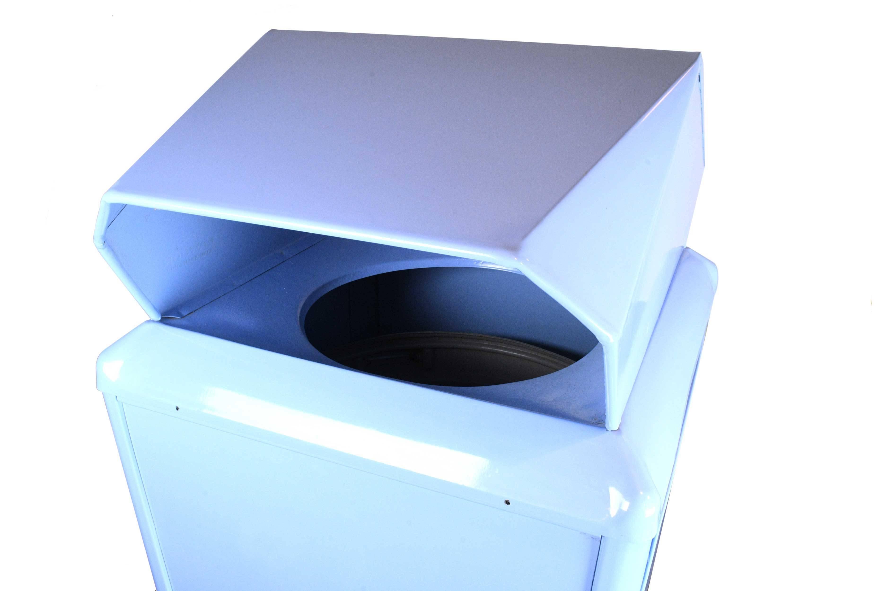 Poubelle bleu pervenche fabriquée par F.H. Lawson de Cincinnati:: Ohio. Lawson était l'un des principaux fabricants de poubelles en métal jusqu'à ce que le désir des consommateurs pour des poubelles en plastique plus légères leur impose un fardeau
