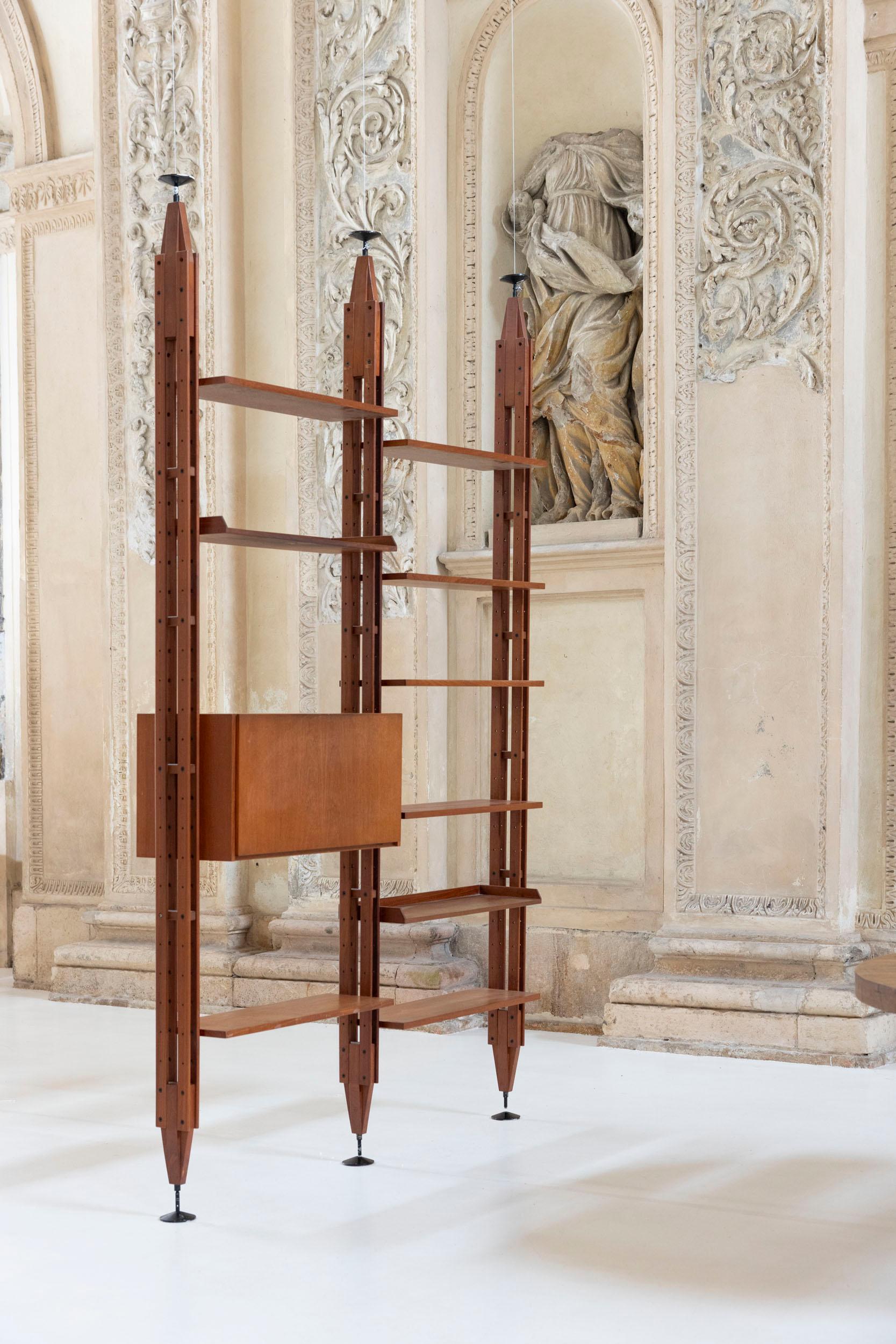 Libreria modulare modello LB7 disegnata da Franco Albini per Poggi. 
Una libreria estremamente flessibile, con diverse opzioni modulari, adatta ad essere collocata contro una parete o come parete divisoria di una stanza. Franco Albini ha progettato