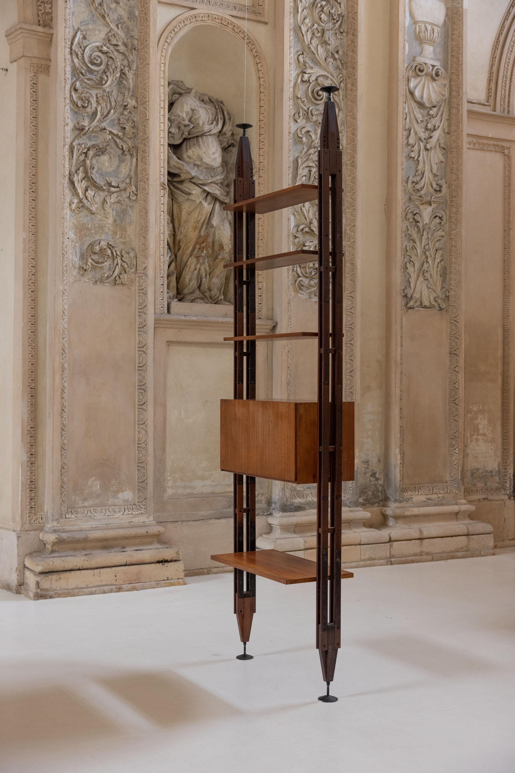 Libreria modulare modello LB7 disegnata da Franco Albini per Poggi. 
Marchio Poggi Pavia.
Una libreria estremamente flessibile, con diverse opzioni modulari, adatta ad essere collocata contro una parete o come parete divisoria di una stanza. Franco