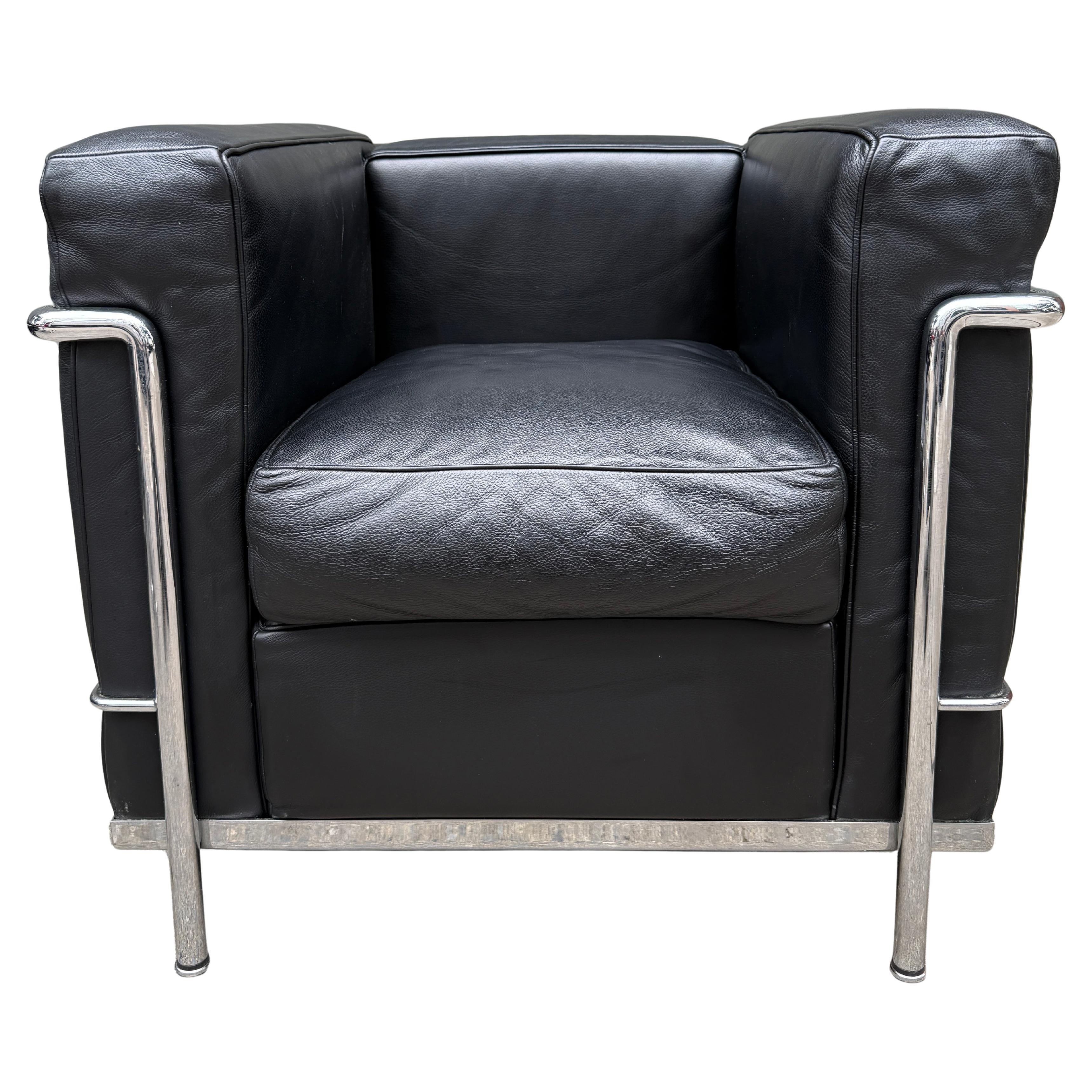 Vintage LC2 Armchair by Le Corbusier, Perriand & Jeanneret - Stamped Cassina

Nous vous proposons un fauteuil LC2 emblématique, conçu conjointement par Le Corbusier, Charlotte Perriand et Pierre Jeanneret. Conçu à l'origine comme une réimagination