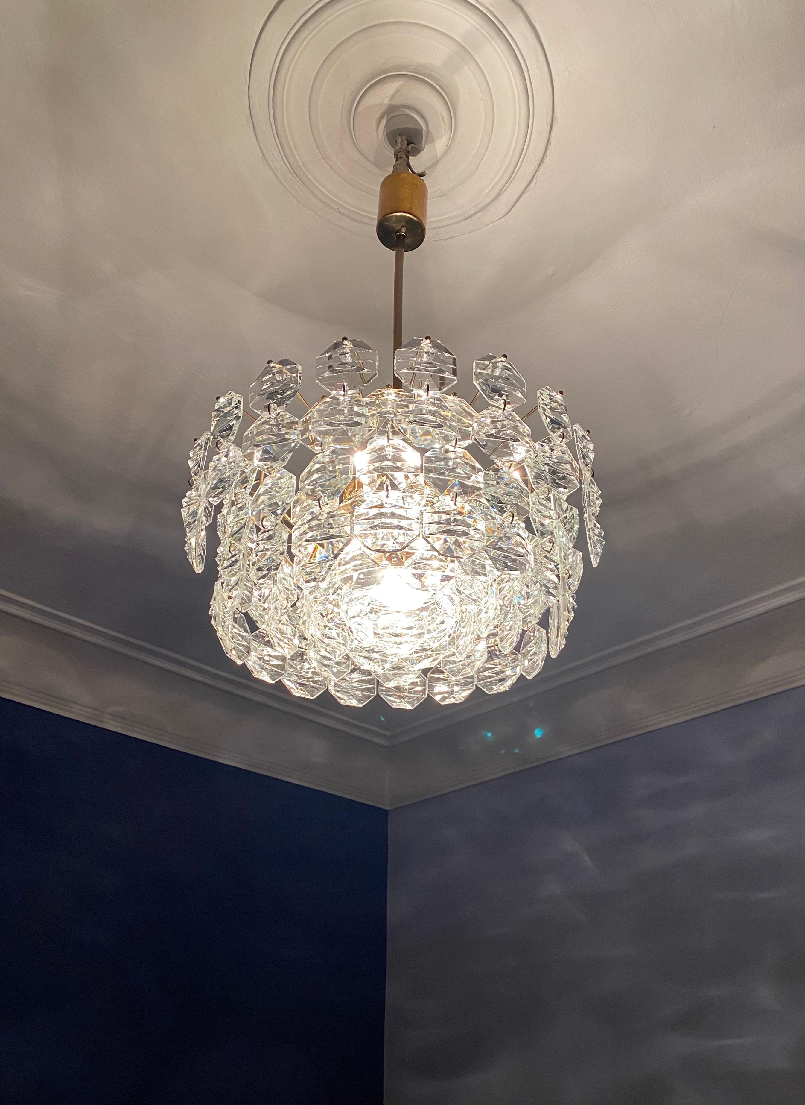 A Mid-Century Modern Chrystal chandelier from the late 60s made by Kinkeldey, Germany.
A really rare Version from Kinkeldey with elegant and in a modern style shaped lead-chrystal elements.