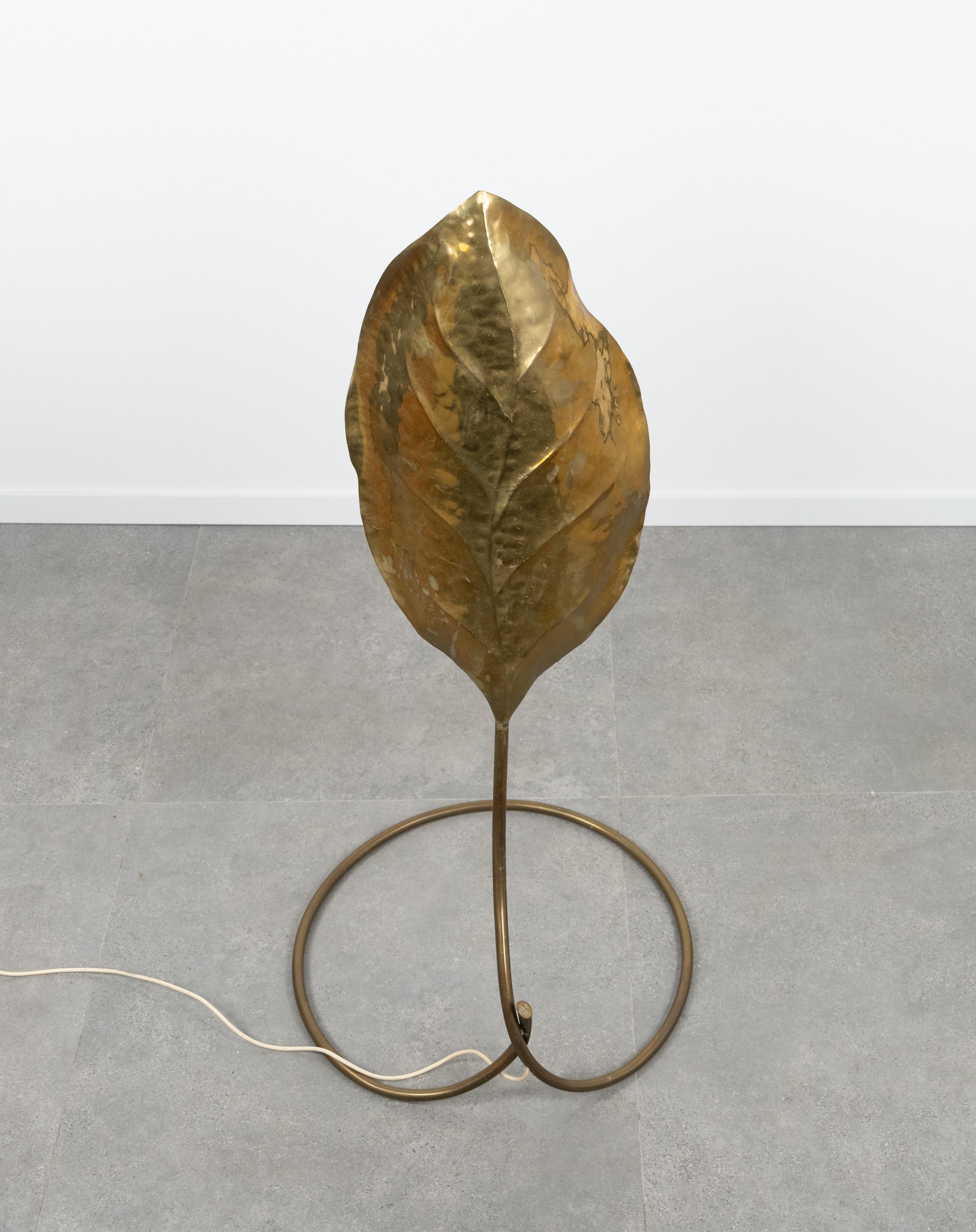 Midcentury amazing floor flamp shape of leaf in brass by E. Cerfagli Firenze.

Made in Italy in the 1970s.

It uses 1 bulbs. 

A beautiful lamp that is perfectly working but most of all, it provides an amazing visual impact in every room. European