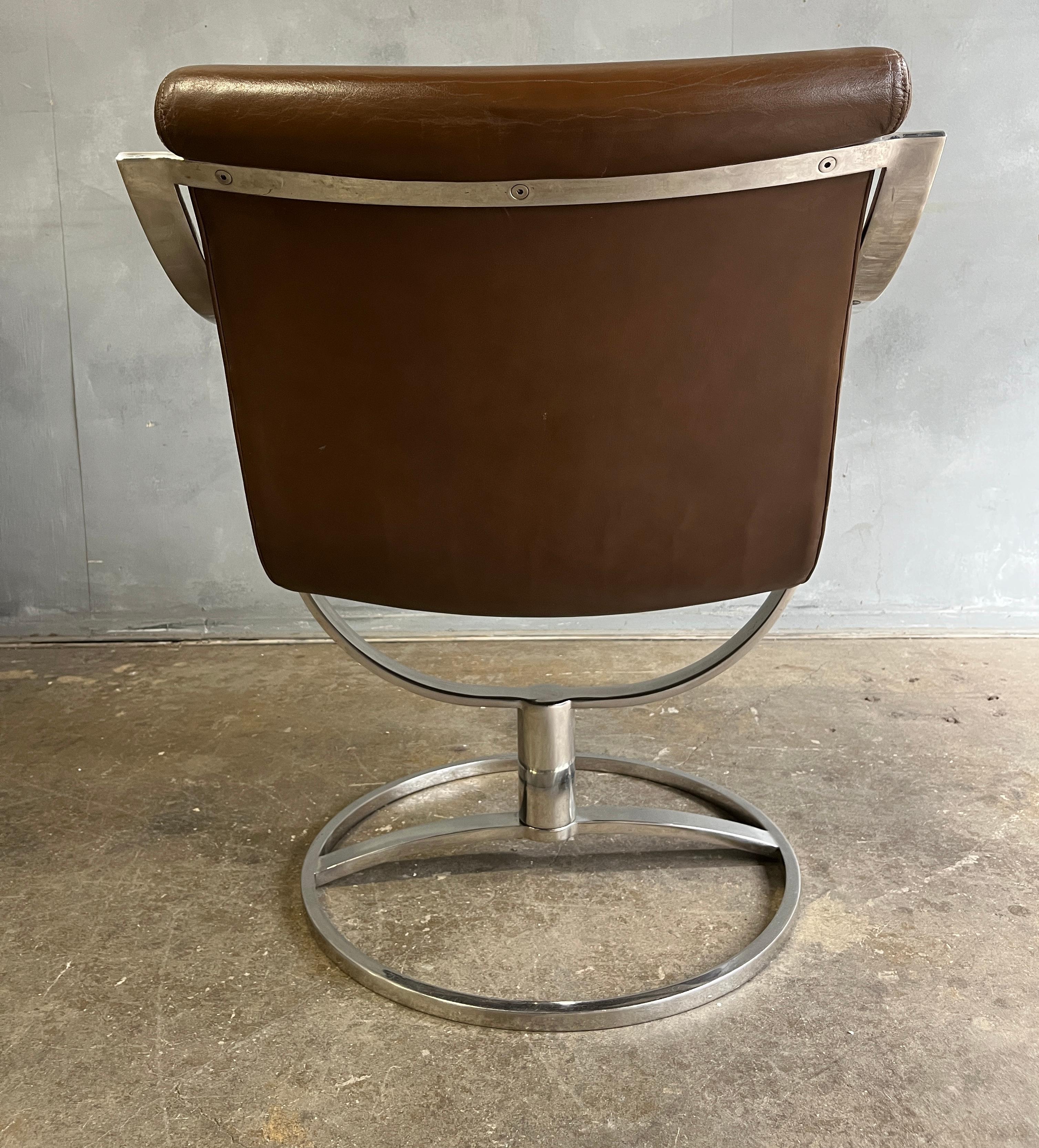 Midcentury Leather and Chrome Swivel Chair In Good Condition For Sale In BROOKLYN, NY