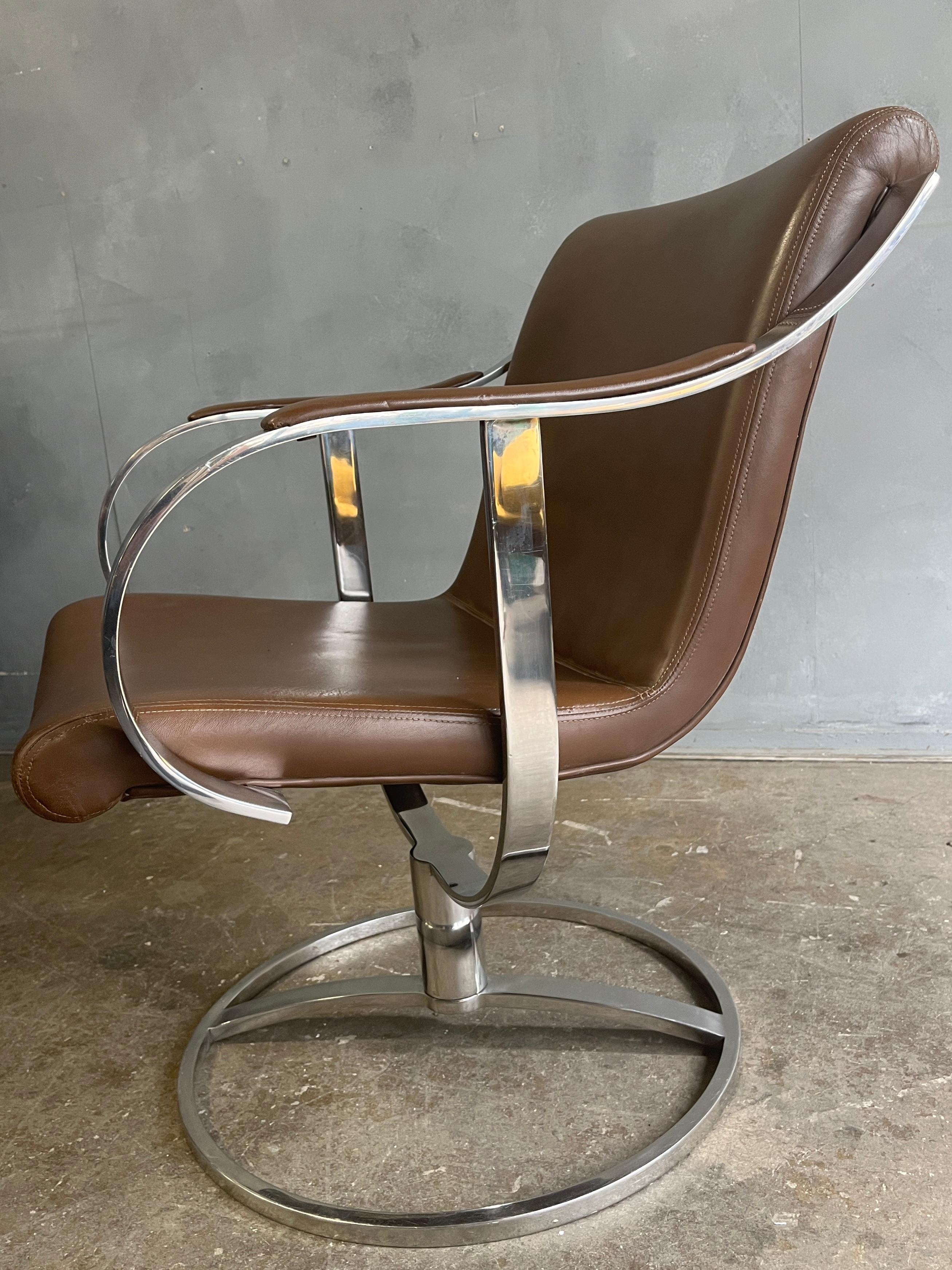 20ième siècle Fauteuil pivotant en cuir et chrome du milieu du sicle dernier en vente