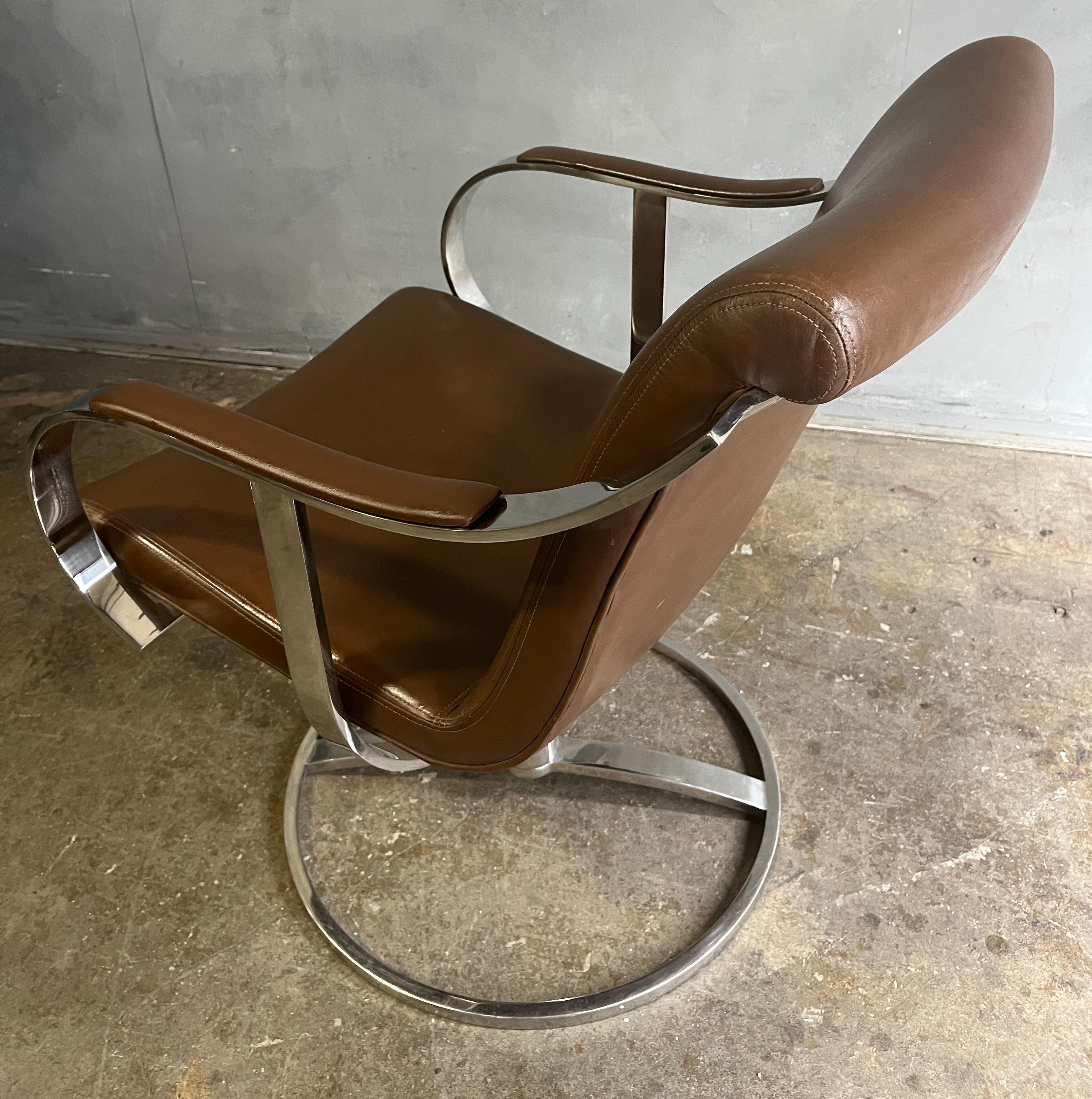 Midcentury Leather and Chrome Swivel Chair For Sale 1