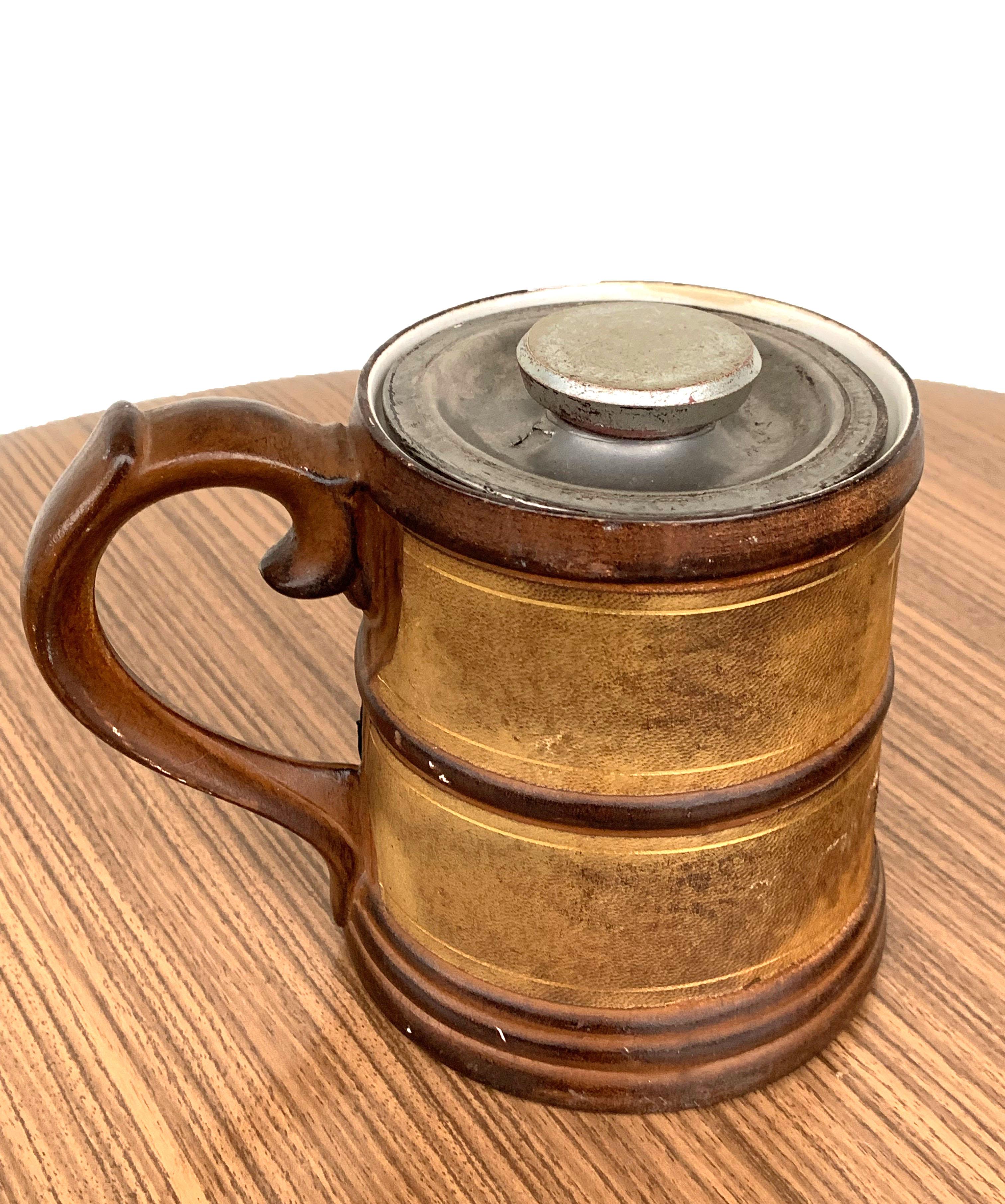 Britannique Pot à tabac du milieu du siècle en cuir et porcelaine avec finitions dorées:: 1950s en vente