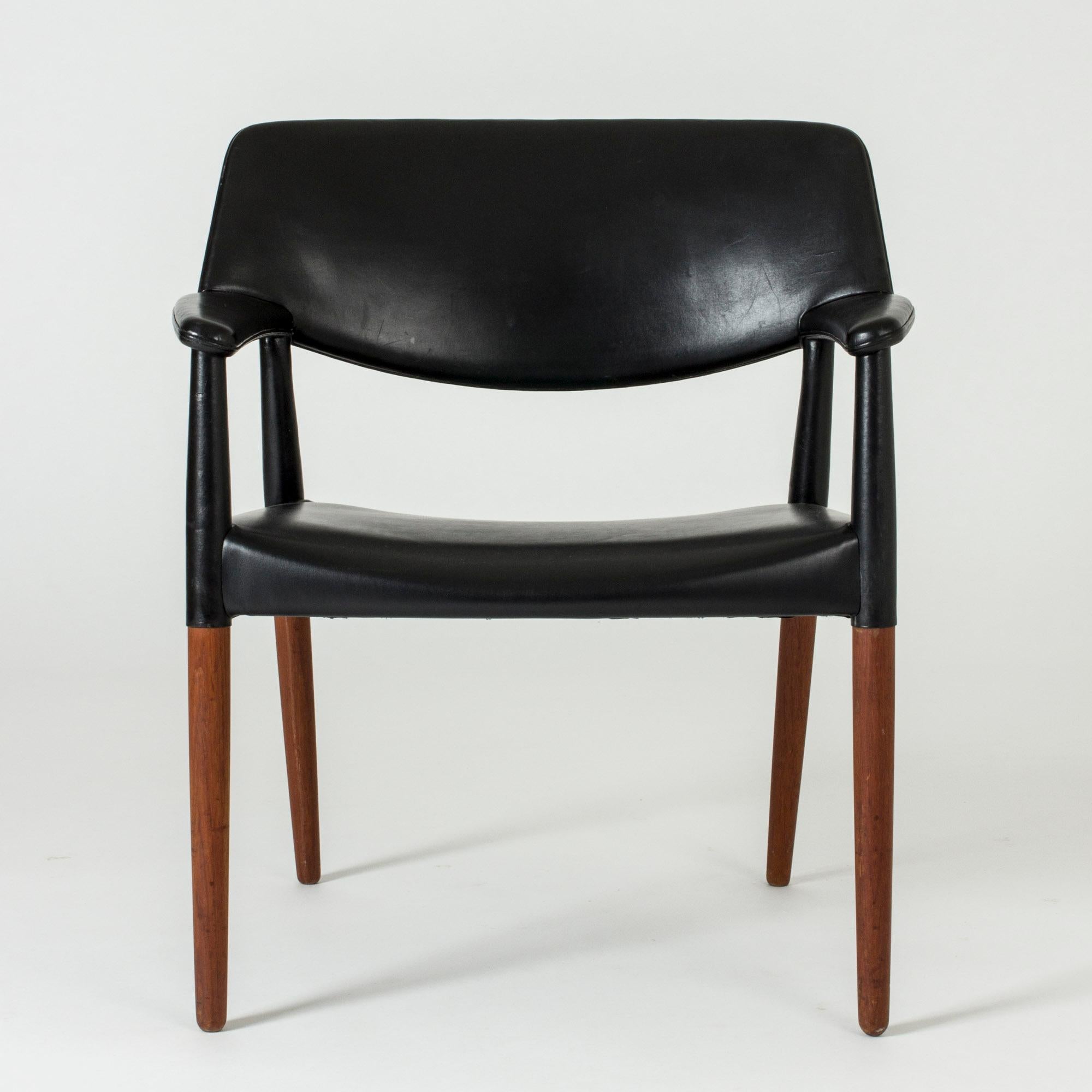 Cooler Sessel von Aksel Bender Madsen und Ejner Larsen, hergestellt aus Teakholz und mit schwarzem Leder bezogen. Hoher Komfort.

Maße: Sitzhöhe 42 cm.