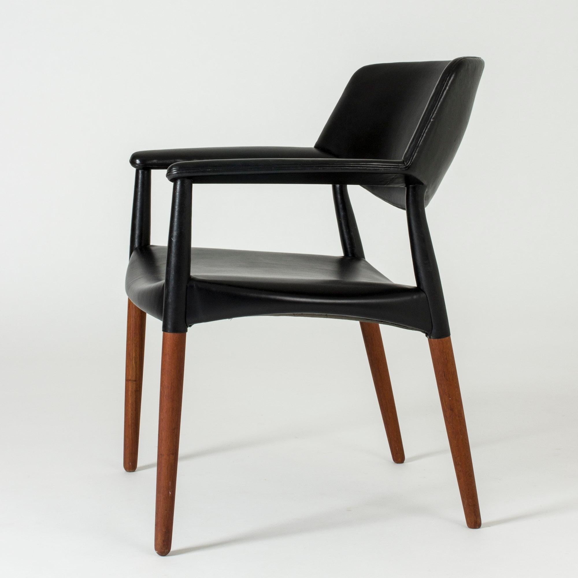 Scandinavian Modern Midcentury Leather Armchair by Ejnar Larsen & Aksel Bender Madsen for Willy Beck For Sale