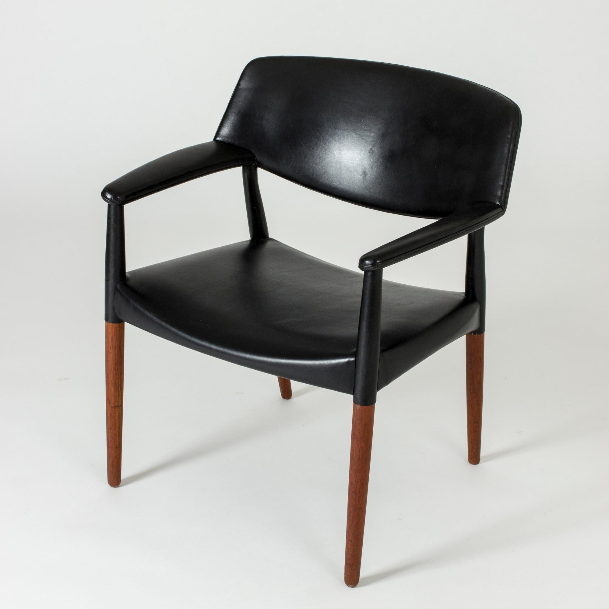 Midcentury Leather Armchair by Ejnar Larsen & Aksel Bender Madsen for Willy Beck In Good Condition For Sale In Stockholm, SE