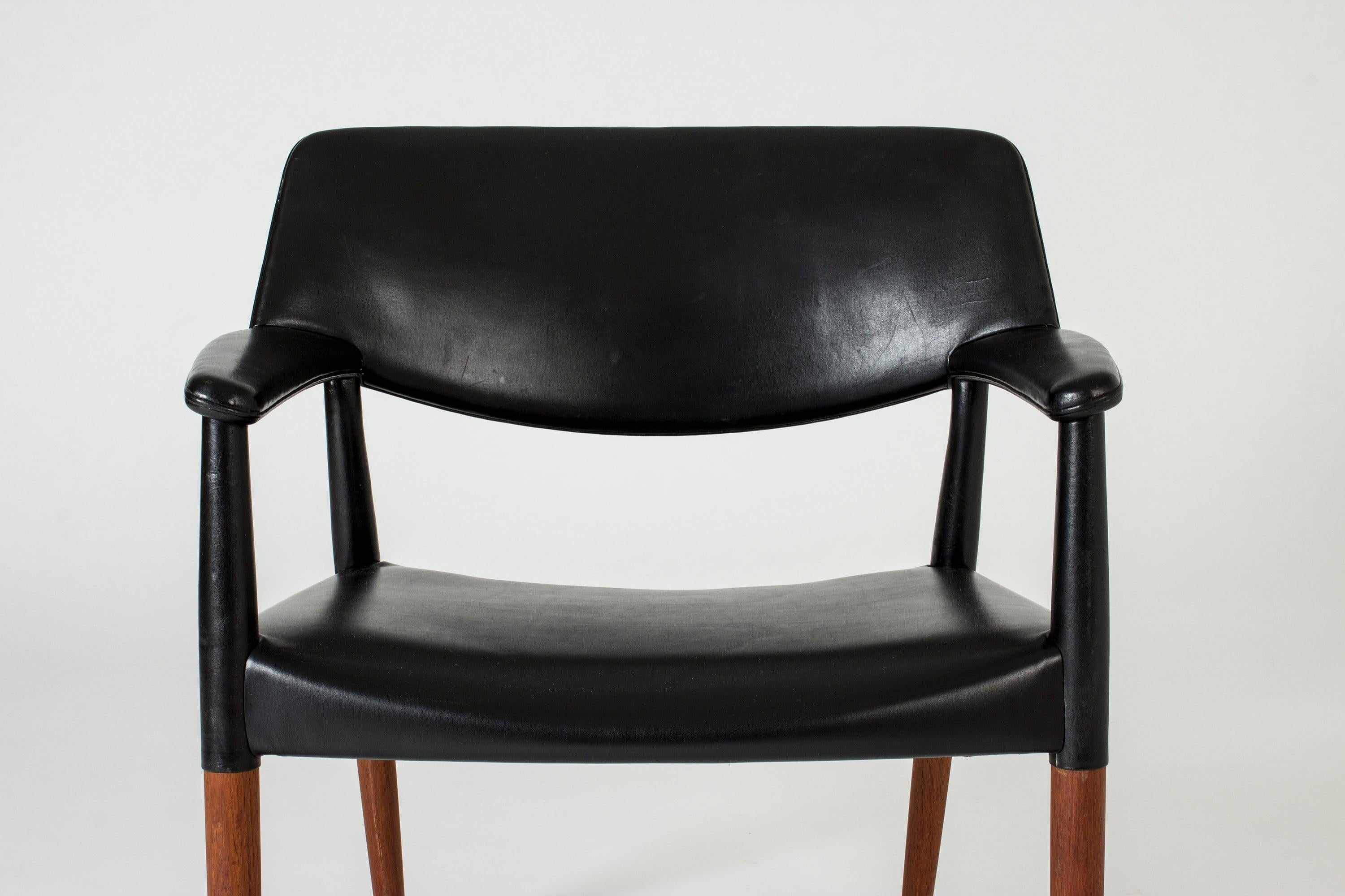 Midcentury Leather Armchair by Ejnar Larsen & Aksel Bender Madsen for Willy Beck For Sale 1