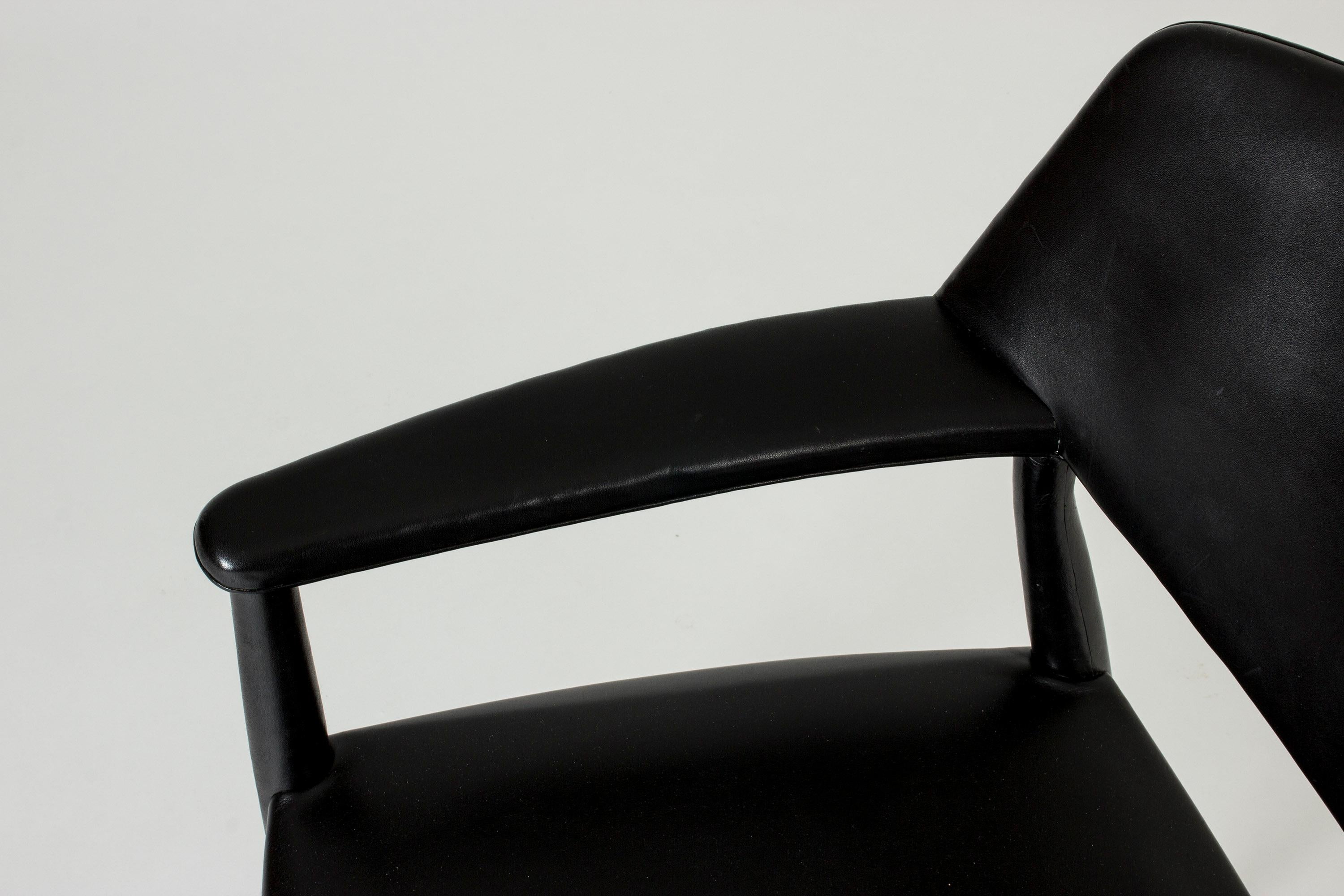 Midcentury Leather Armchair by Ejnar Larsen & Aksel Bender Madsen for Willy Beck For Sale 2