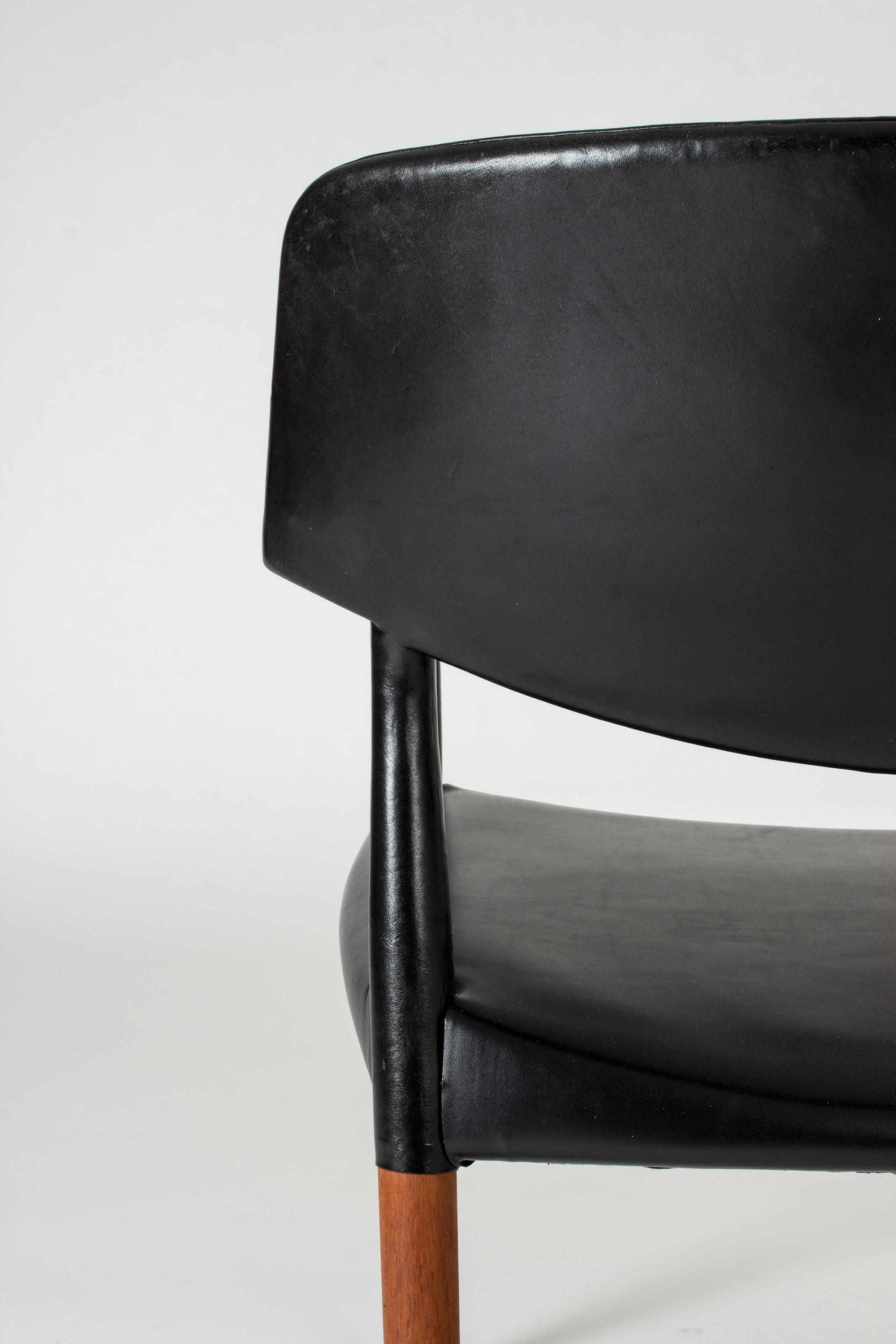 Midcentury Leather Armchair by Ejnar Larsen & Aksel Bender Madsen for Willy Beck For Sale 3