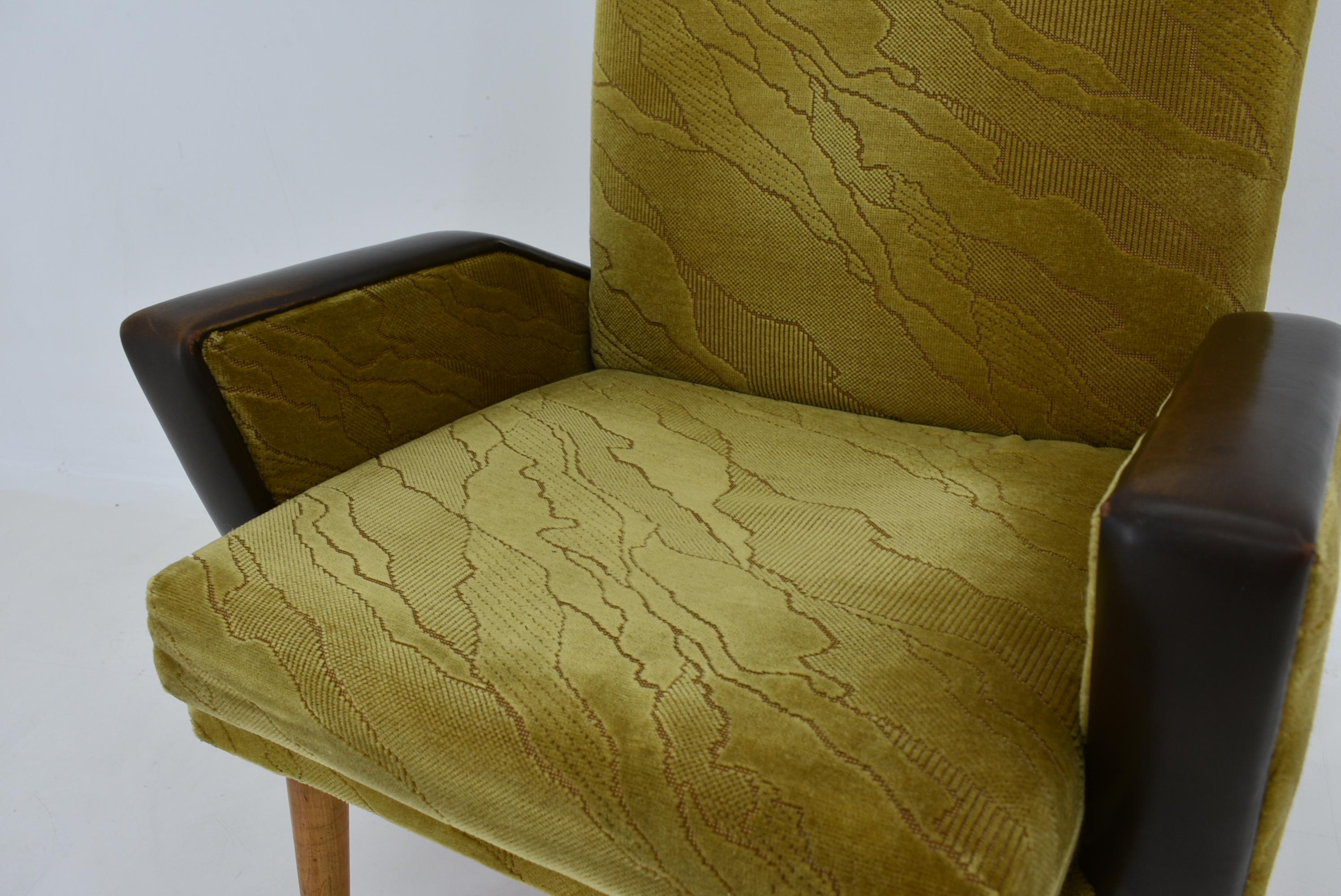 Midcentury Leather Armchairs Designed by Miroslav Navrátil, 1970s For Sale 2