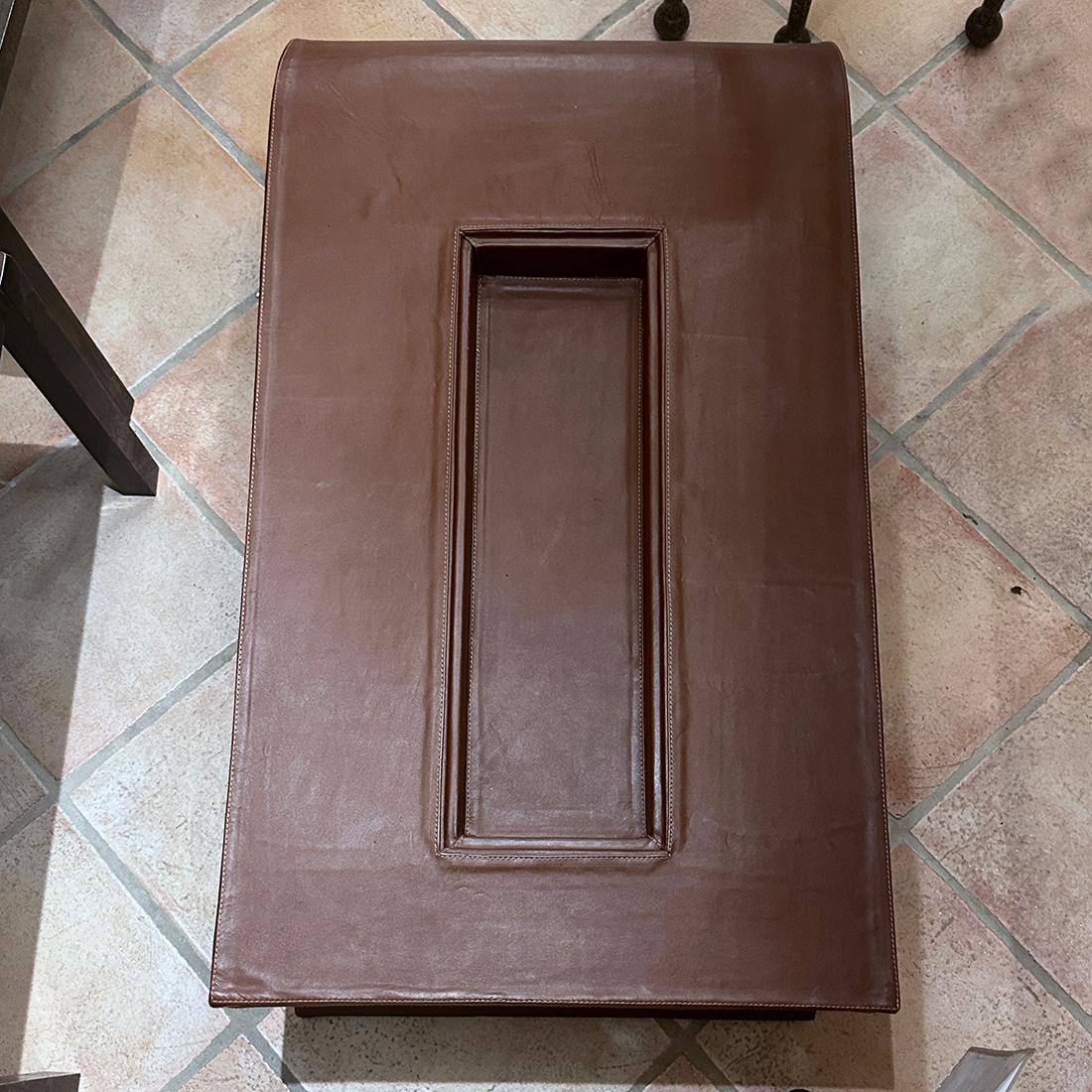 Table basse française en cuir, datant des années 1960.

Mesures :
Hauteur : 14.5