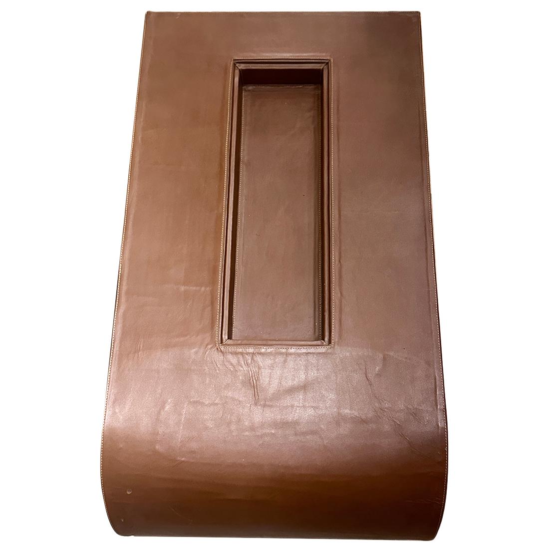 Table basse en cuir du milieu du siècle Bon état - En vente à New York, NY