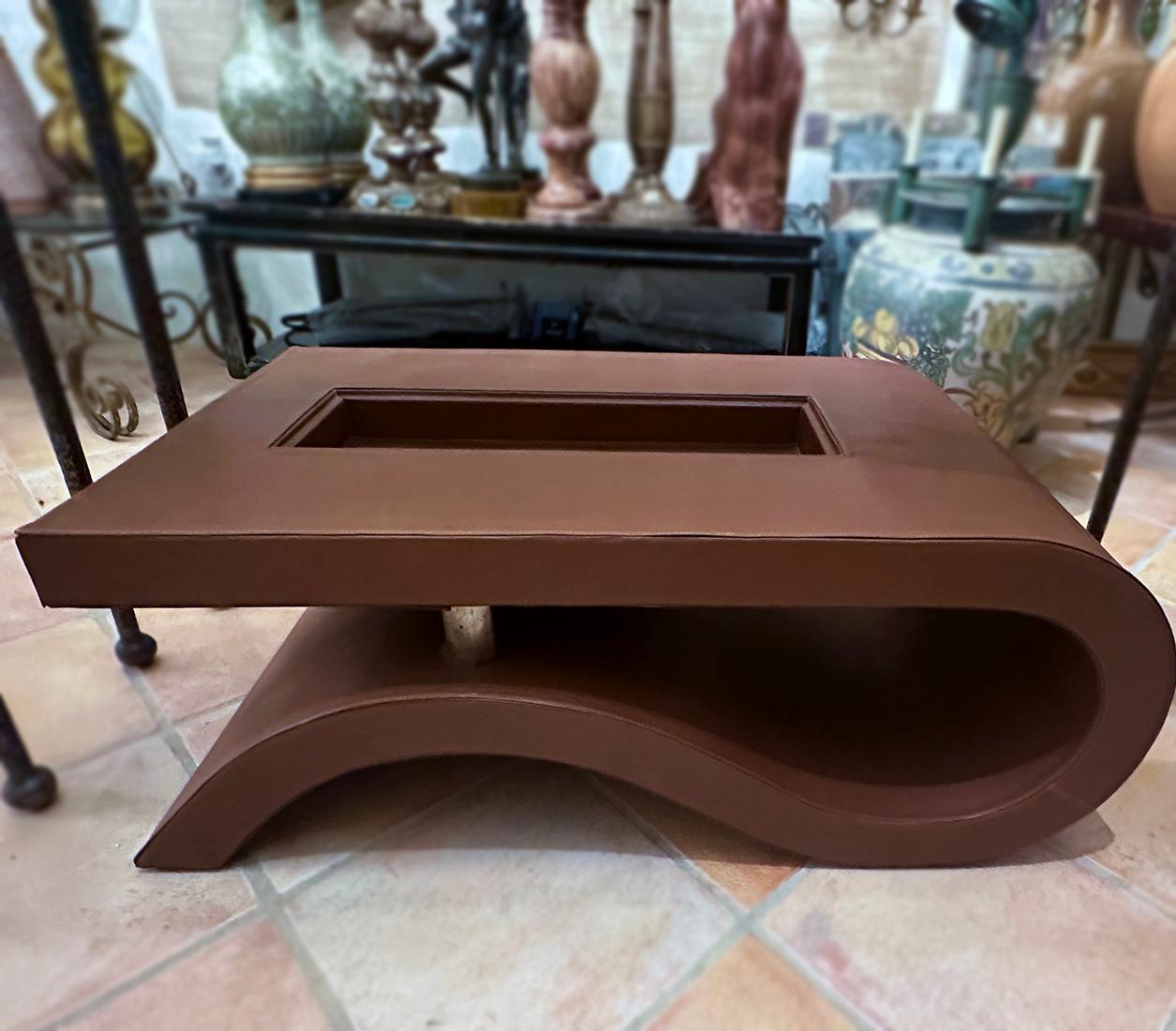 Milieu du XXe siècle Table basse en cuir du milieu du siècle en vente