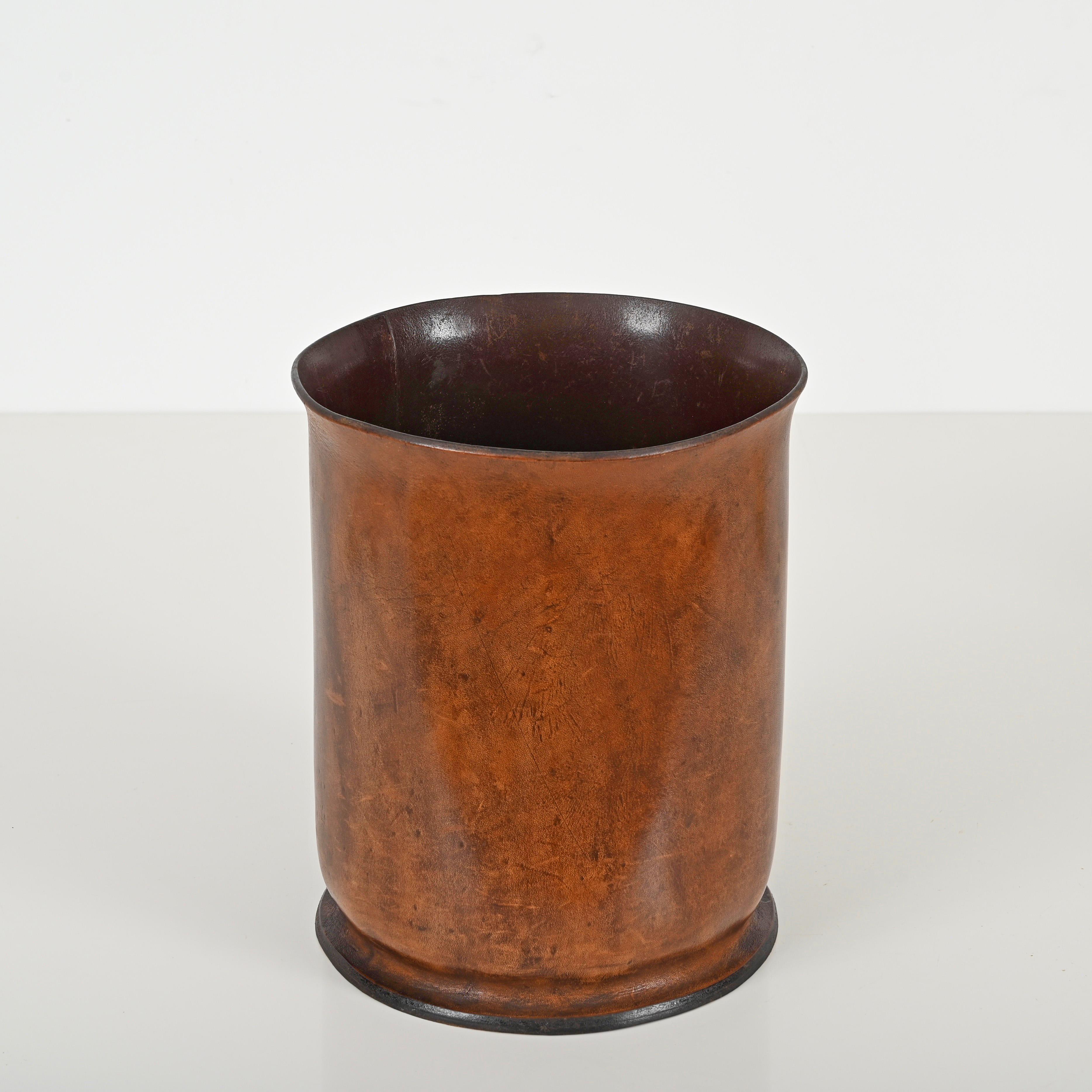 Incredibly elegant Italian decorative waste basket or trash can fully made in thick curved brown full grain leather. This charming piece was produced in Italy during the 1970s by Nova Tecno, clearly inspired by the leather master Guccio