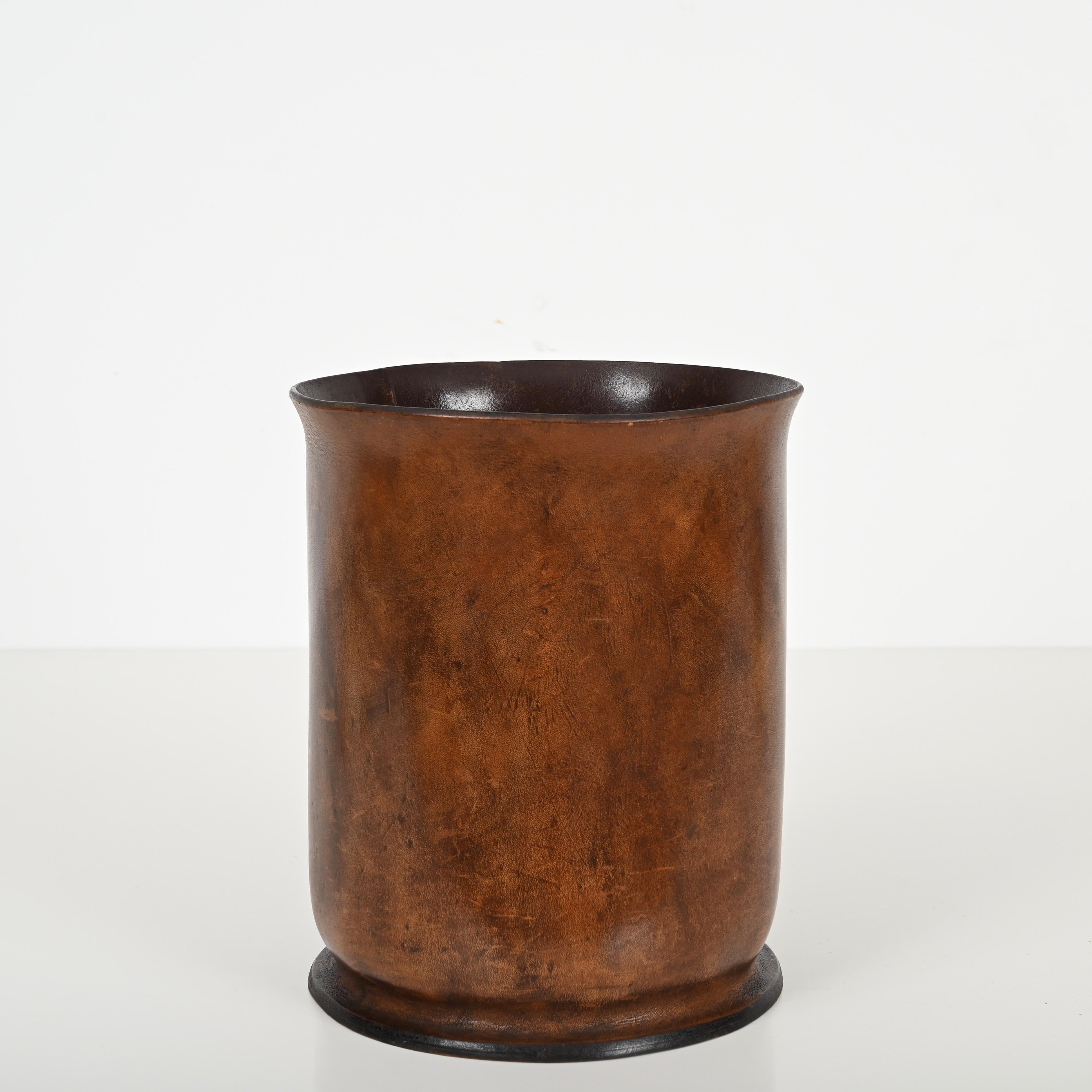 Hand-Crafted Midcentury Leather Italian Decorative Waste Paper Basket, Nova Tecno 1970s