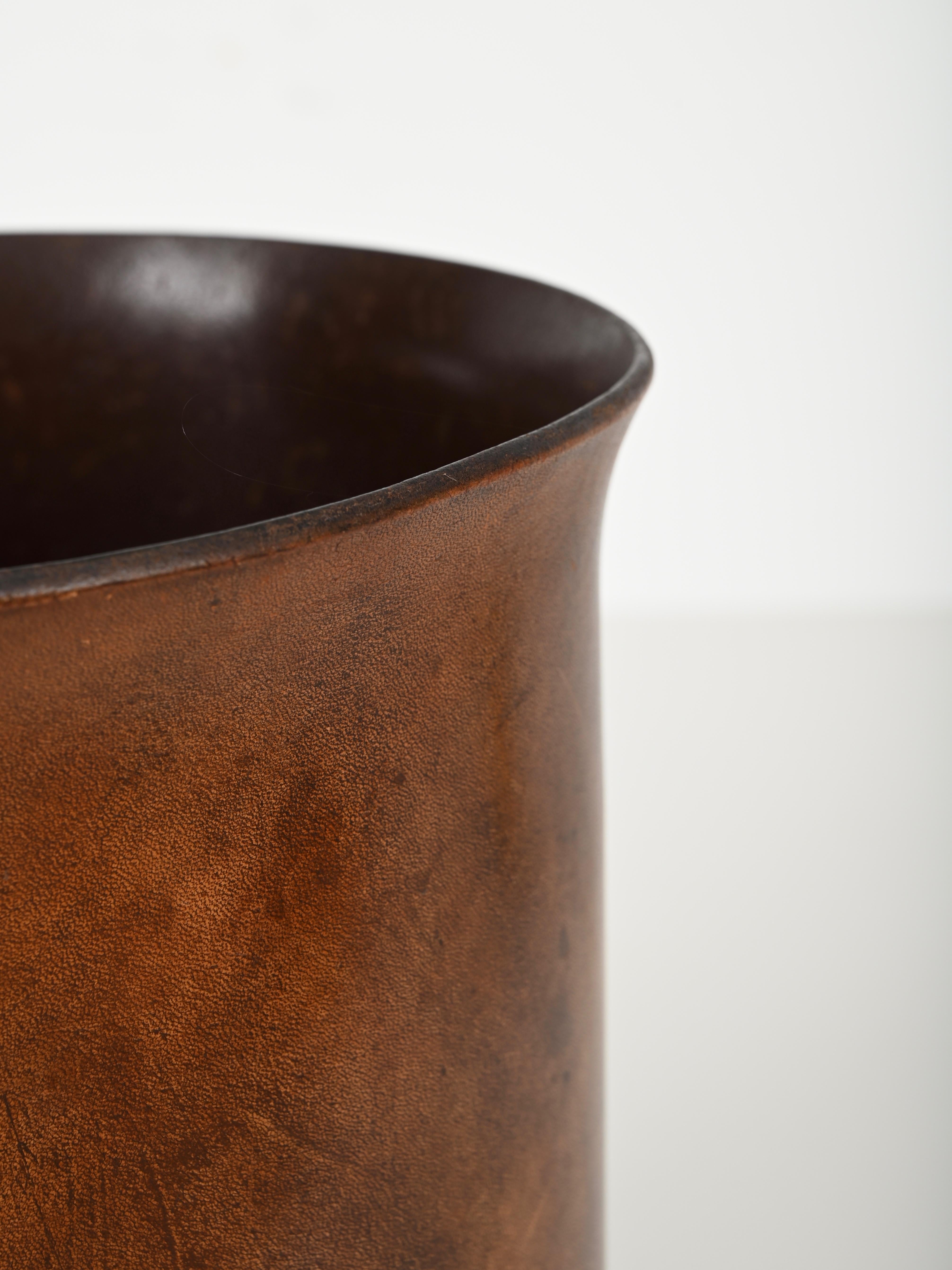 Midcentury Leather Italian Decorative Waste Paper Basket, Nova Tecno 1970s In Good Condition In Roma, IT