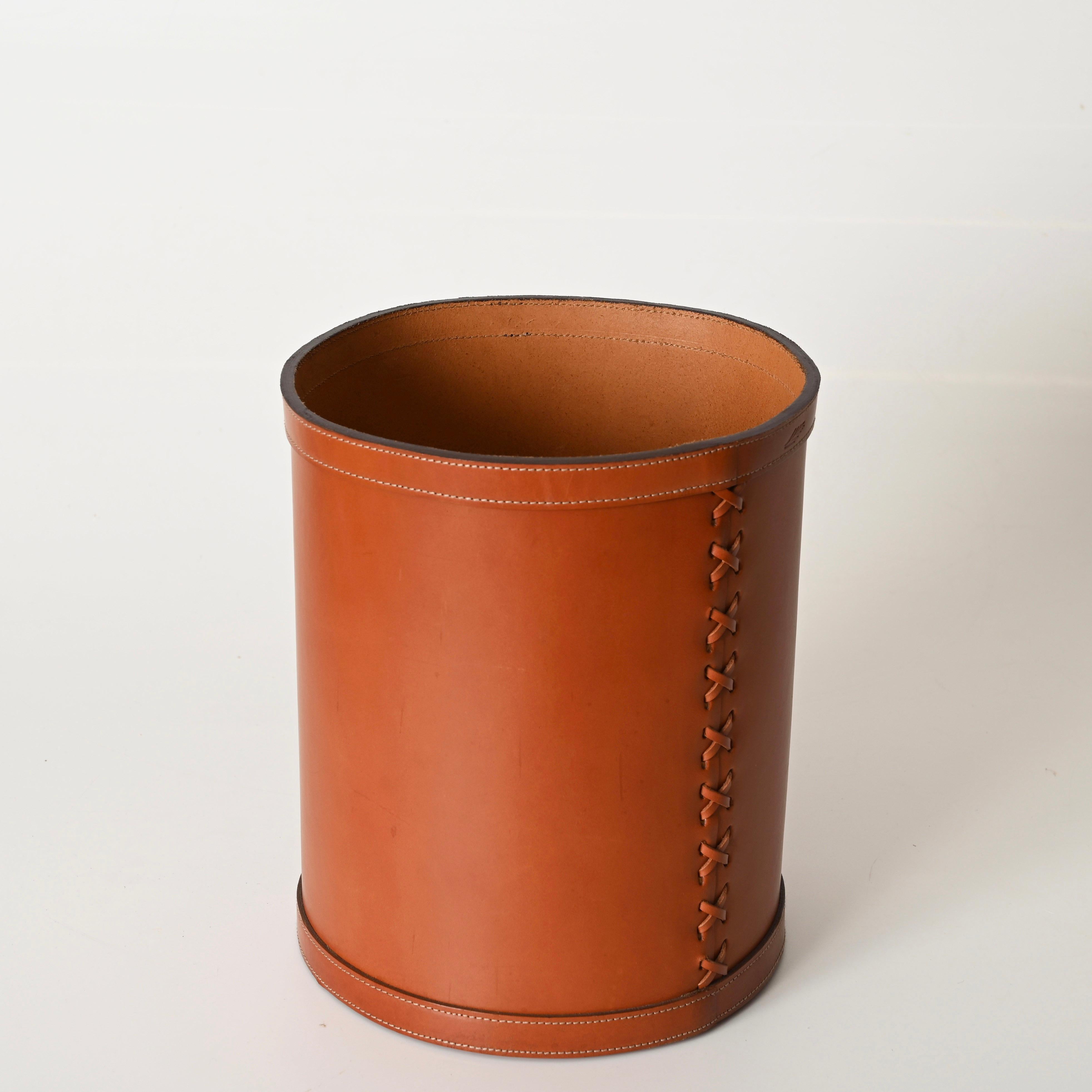 Mid-Century Modern Panier en papier décoratif italien en cuir du milieu du siècle dernier, Nova Tecno 1980 en vente