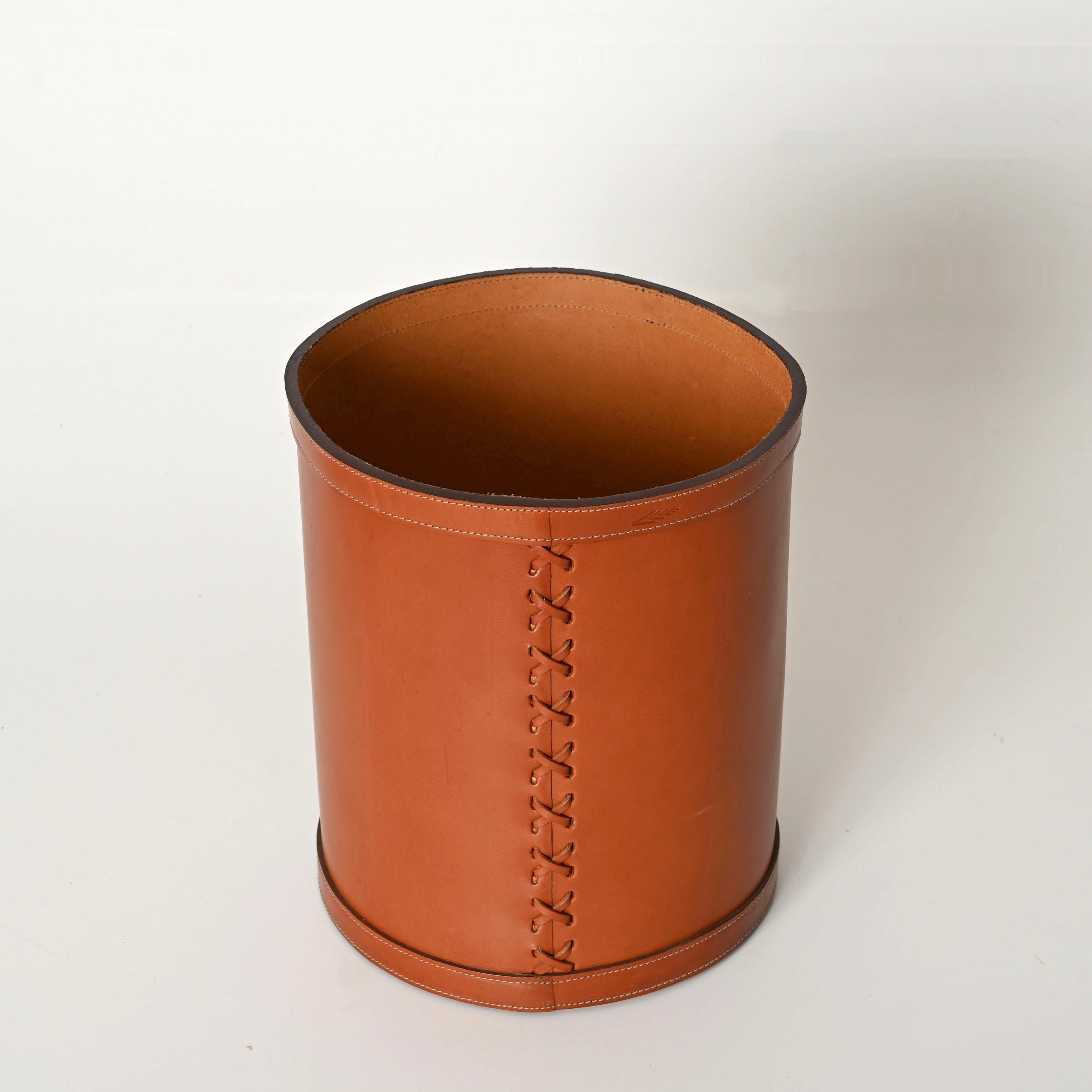Cuir Panier en papier décoratif italien en cuir du milieu du siècle dernier, Nova Tecno 1980 en vente