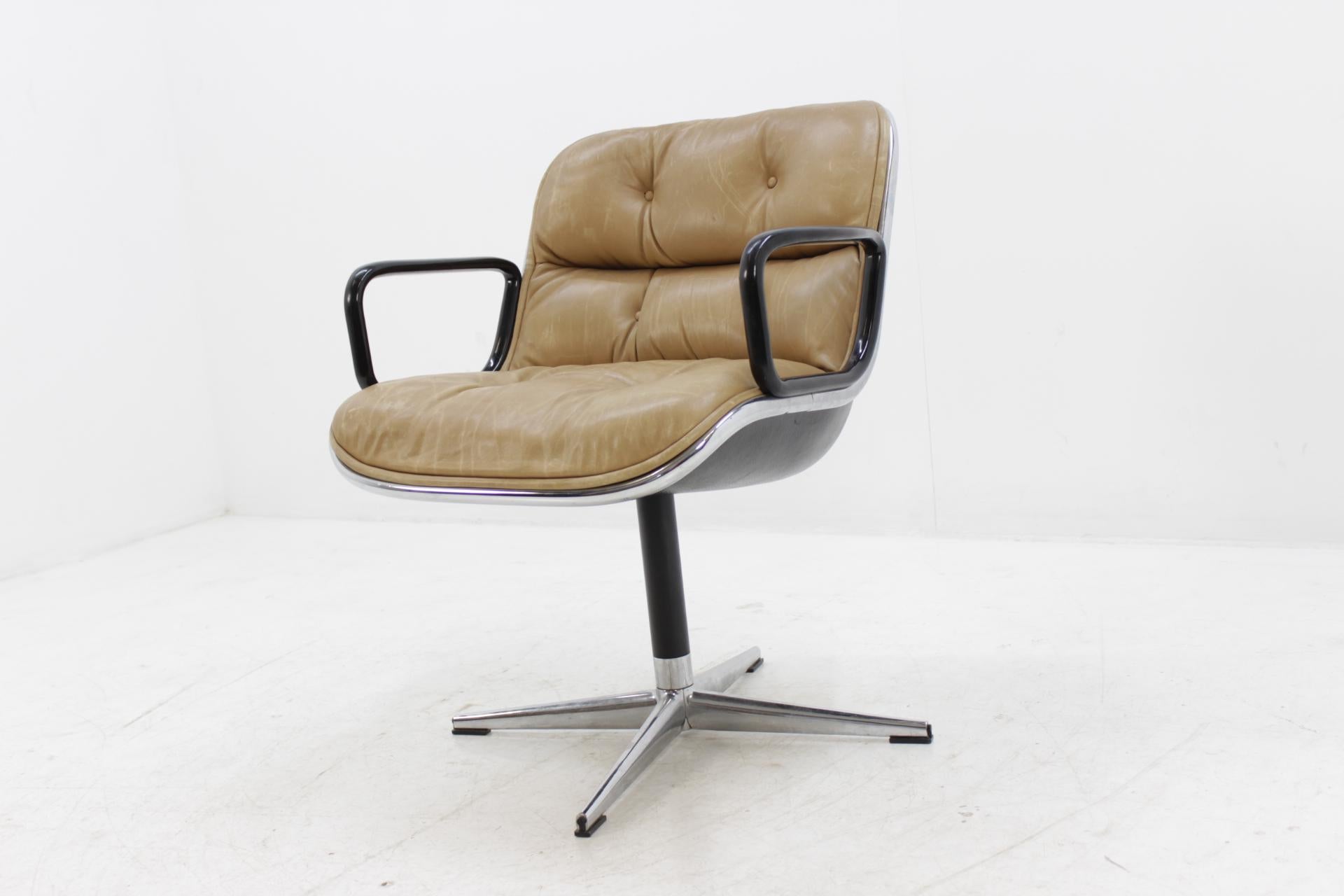 Midcentury leather swivel chair designed by Charles Pollock in very confortable.