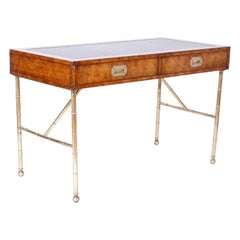 Bureau du milieu du siècle avec dessus en cuir et pieds en faux bambou par Mastercraft