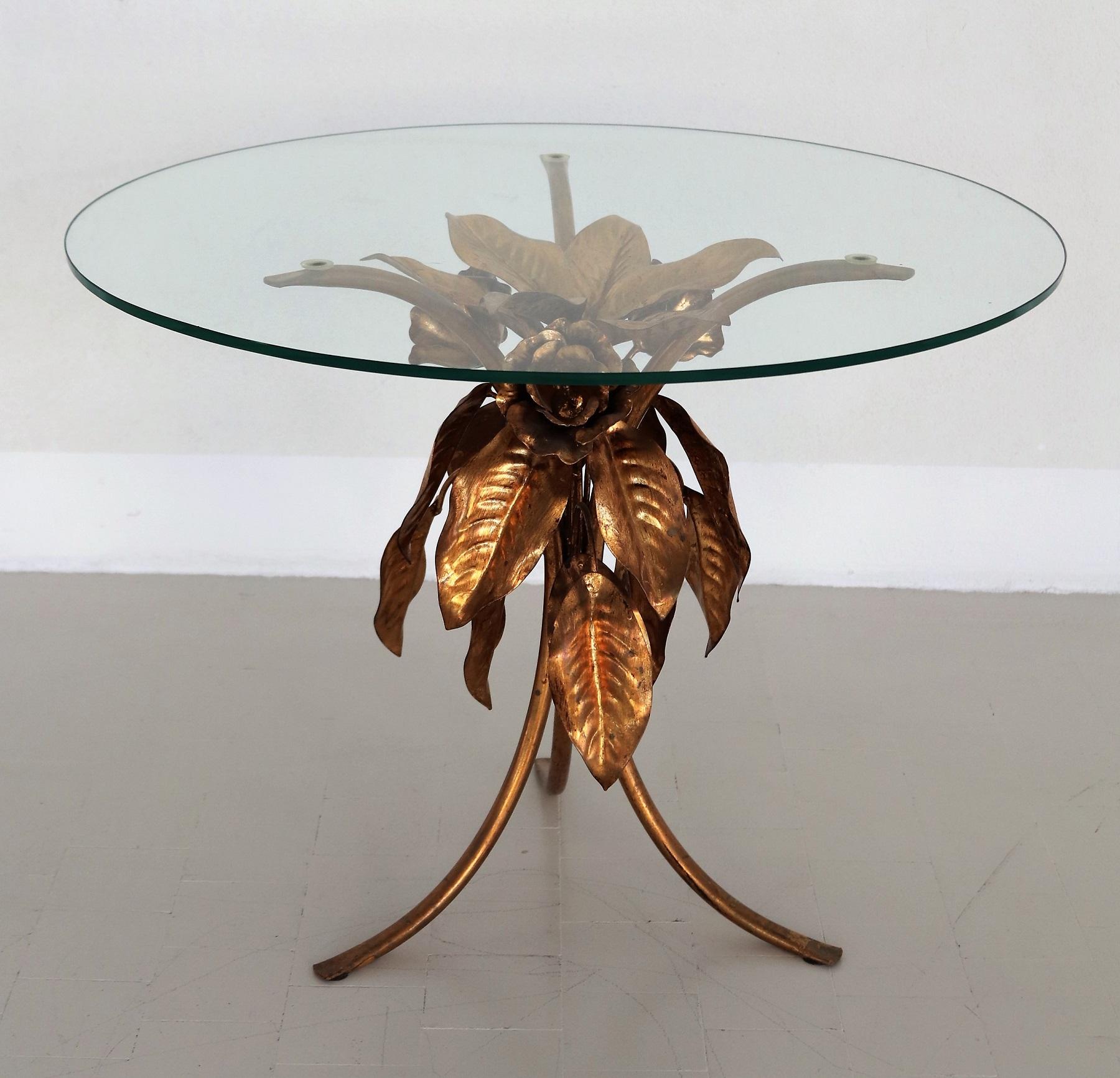 Beautiful coffee table made of solid gilt leaves and flowers in the Hollywood Regency style.
Made from German designer and manufacturer Hans Kögl in the 1960s-beginning of the 1970s.
With round glass top in very good condition, no chips but normal