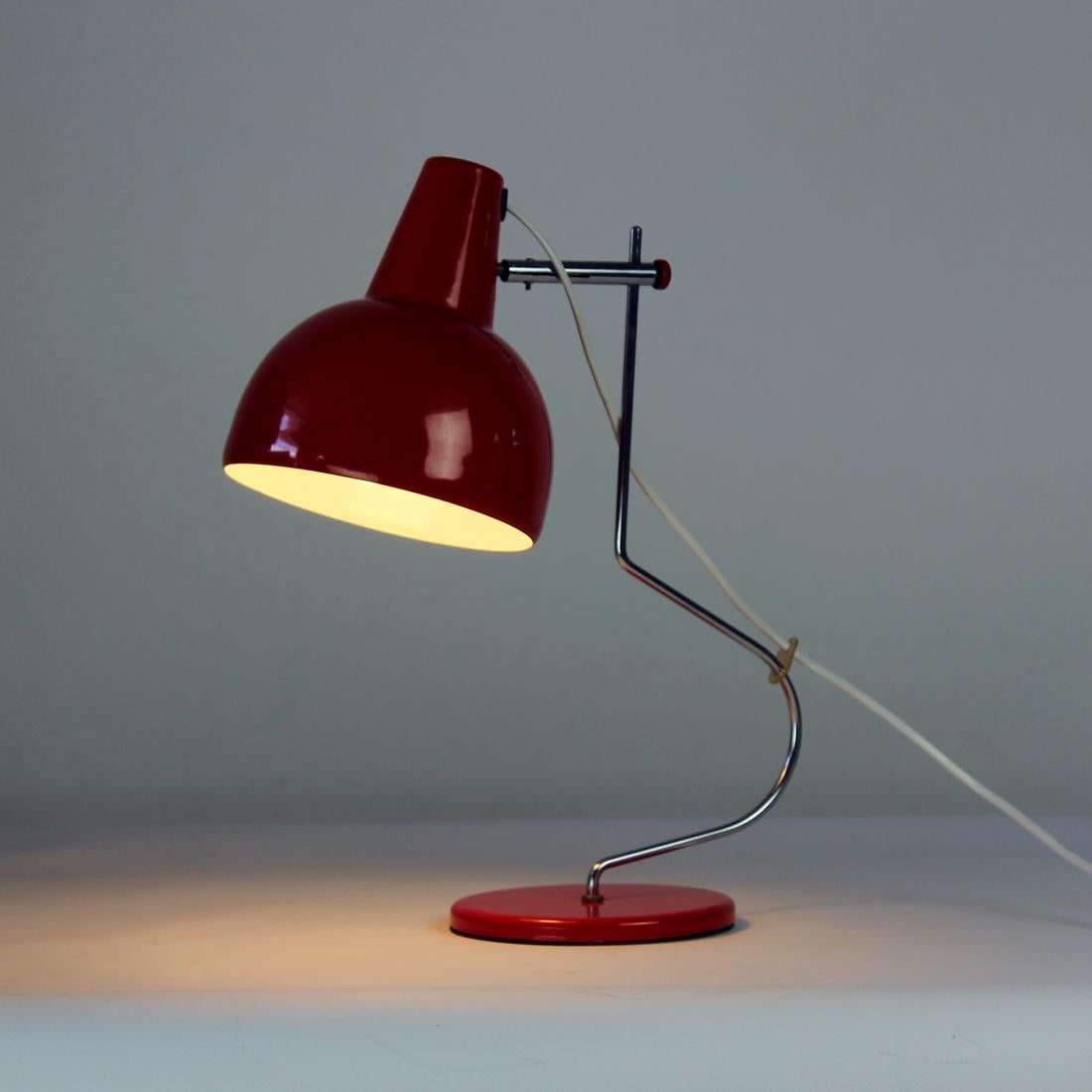 Schöne ikonische Tischleuchte von einem der großen tschechischen Designer Josef Hurka. Die Lampe wurde von der Firma Lidokov als Modell Lidokov L193 hergestellt, das originale Label ist noch vorhanden. Produziert in roter Farbe auf einer starken