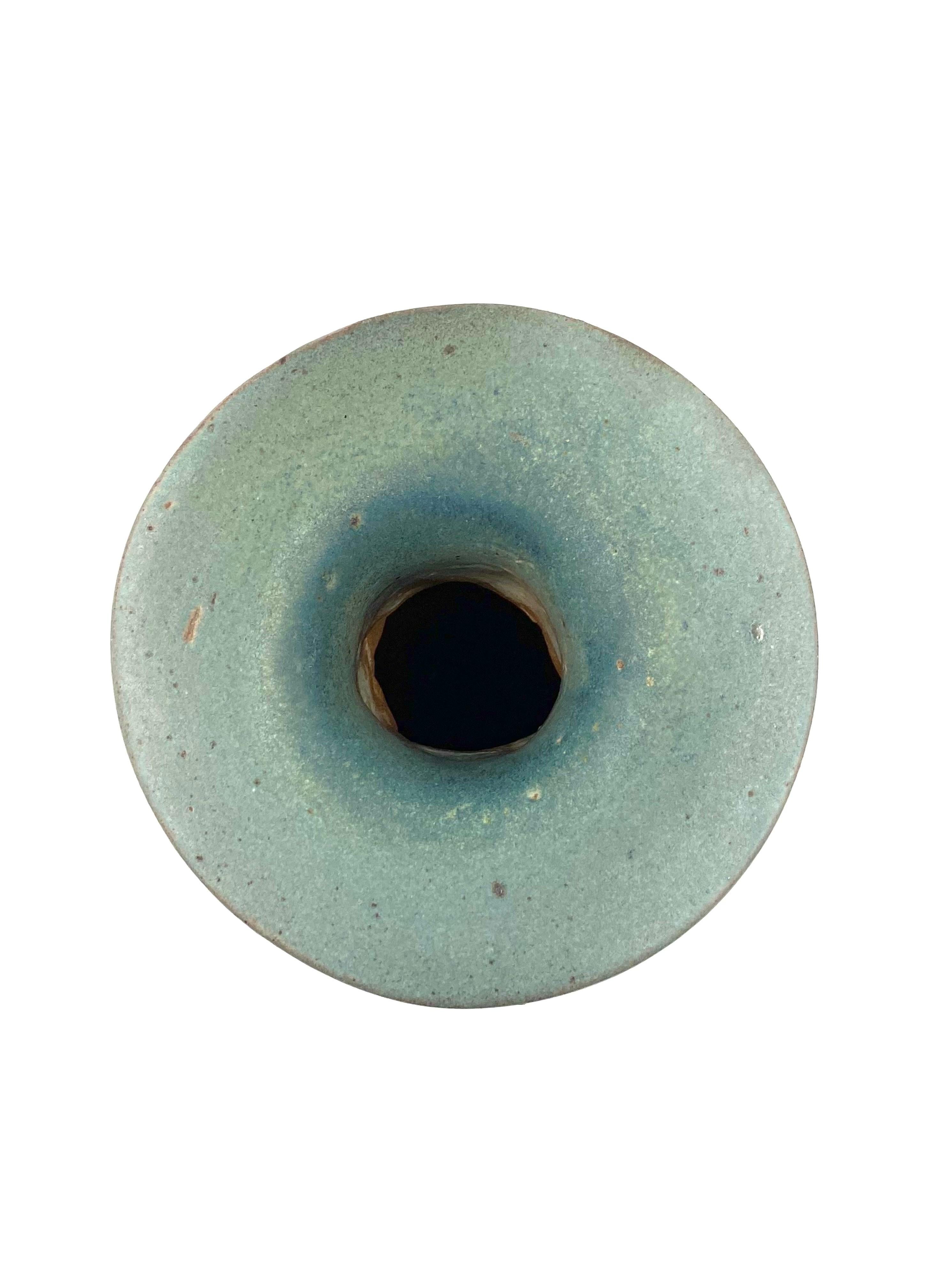 Vase en céramique bleu clair du milieu du siècle, France 1960 en vente 11