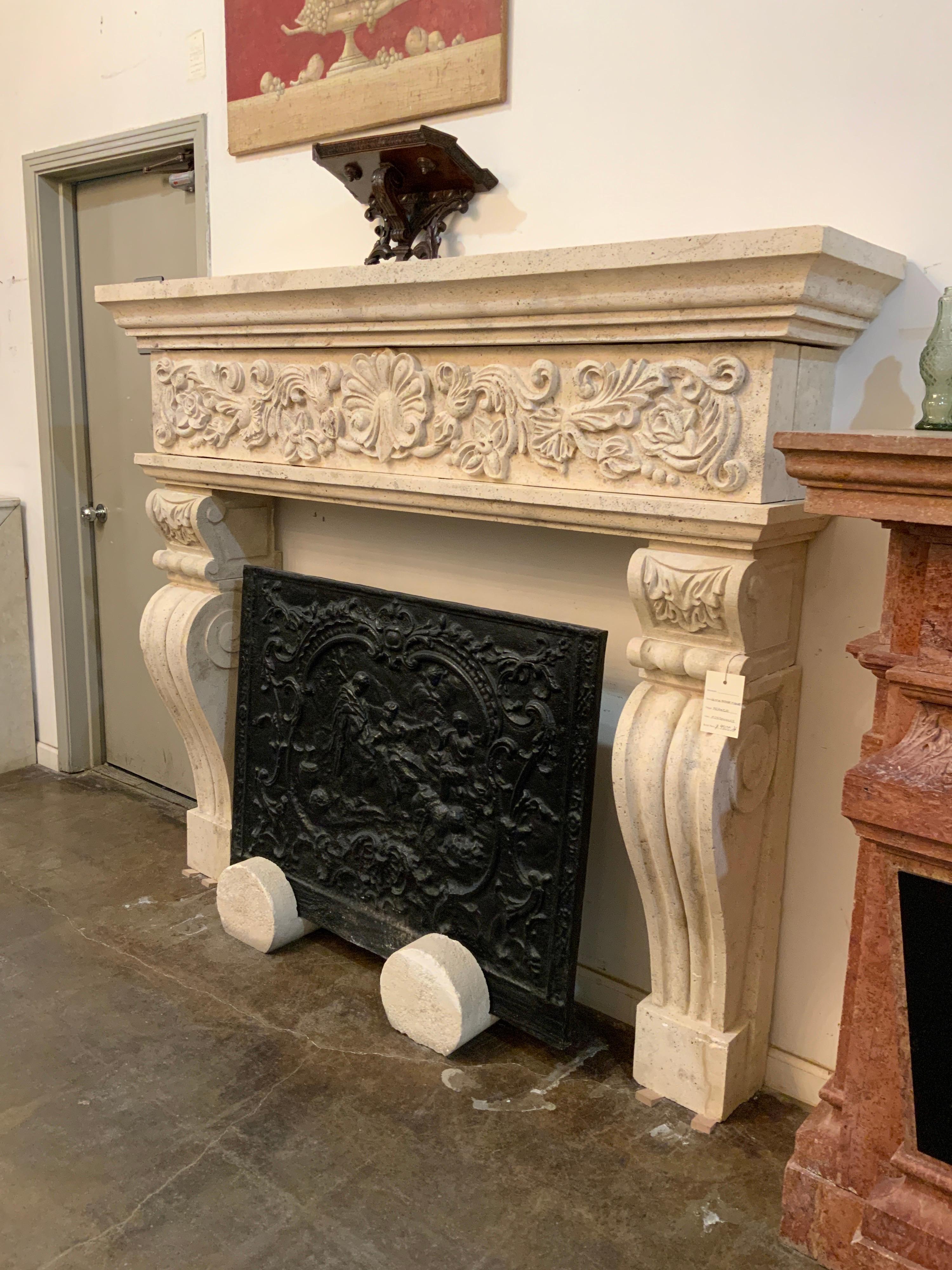 This limestone mantel origins from France.

Midcentury period.

Firebox measurements: 50.75