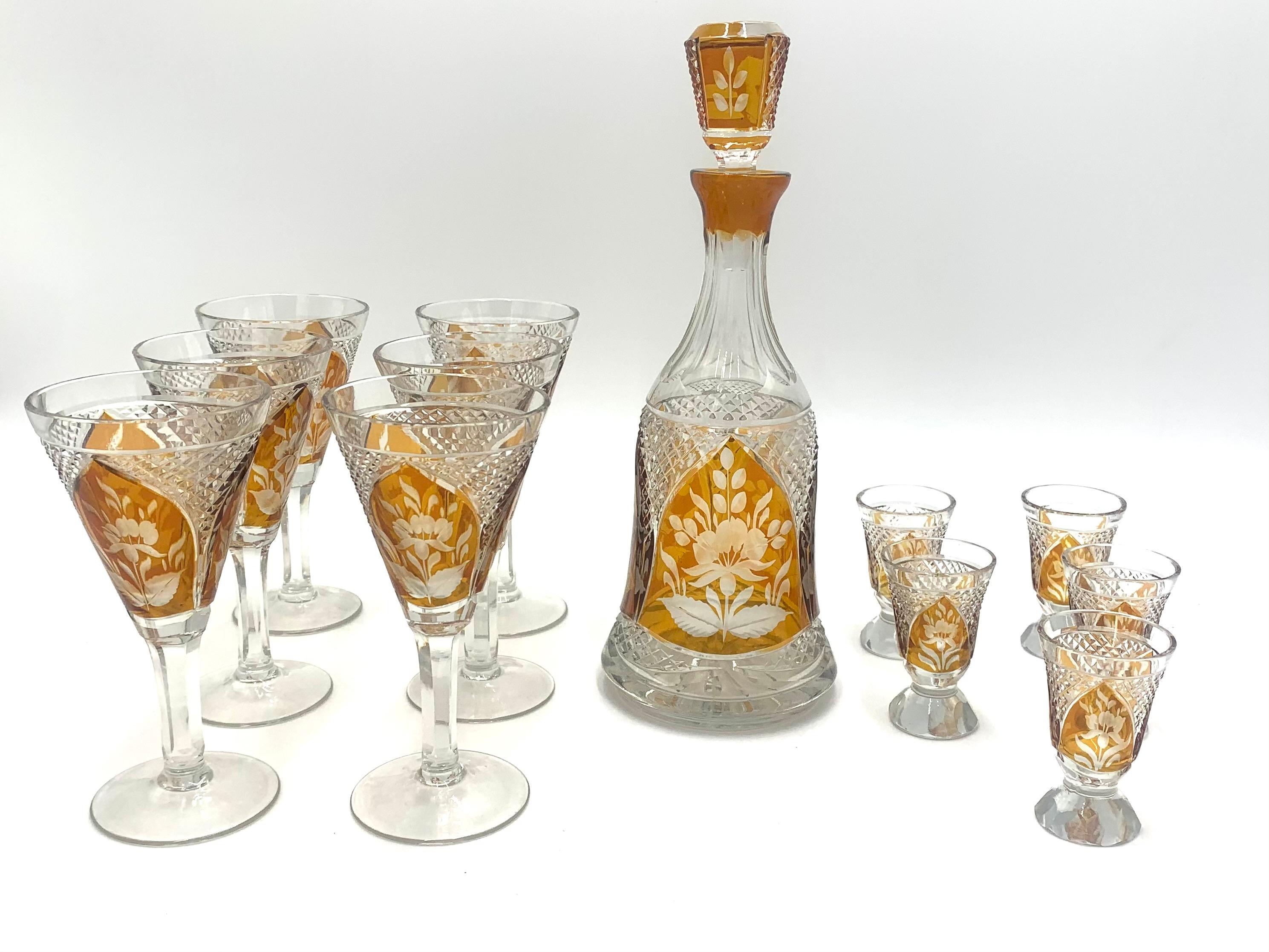 Liqueur set consisting of a decanter with a stopper, 6 liqueur glasses and 5 low vodka glasses.

A crystal set covered with honey glaze, decorated with cut floral motifs.

Probably produced by Józefina Glassworks.

Very good condition.

The