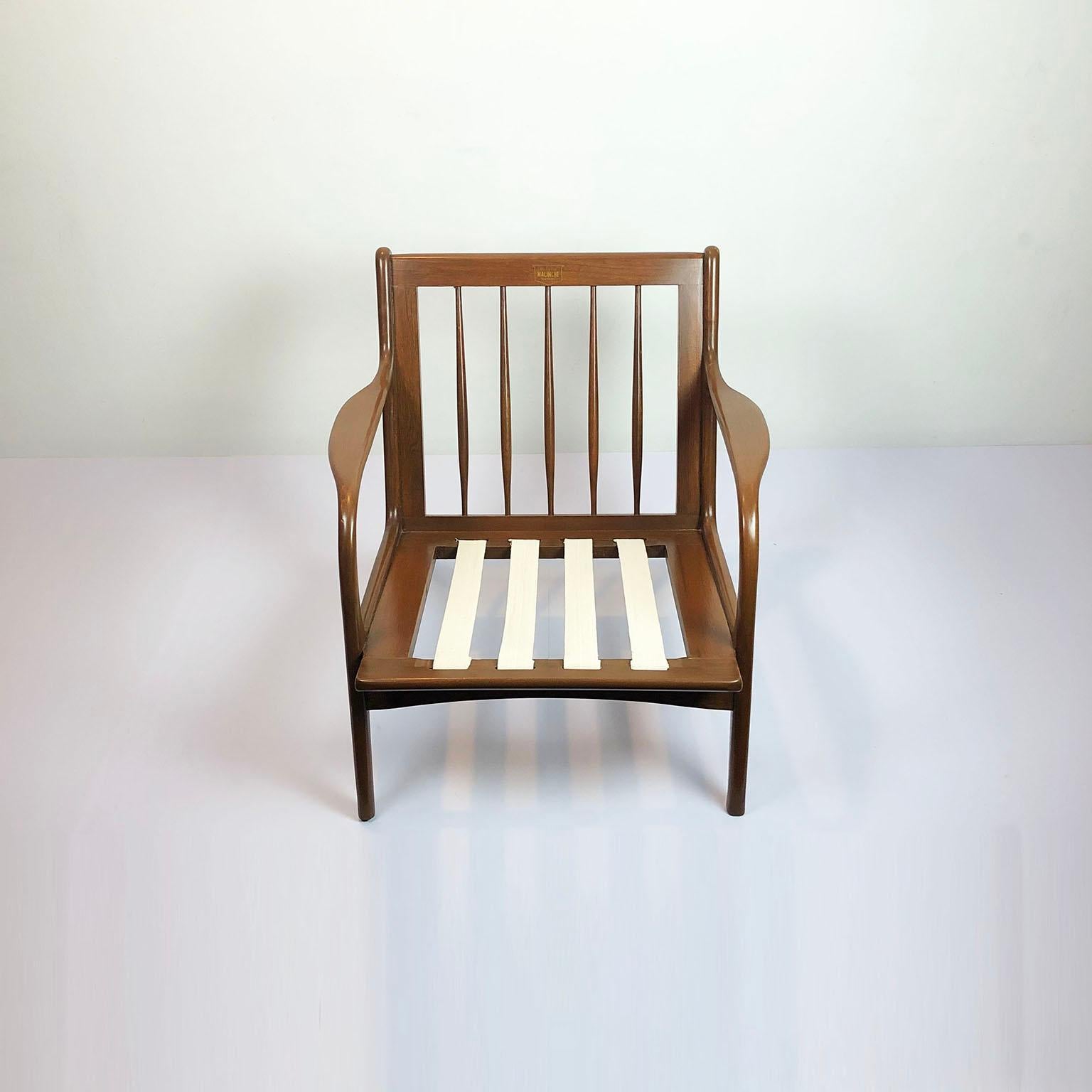 Ensemble de 3 pièces, comprenant 2 fauteuils individuels et 1 causeuse, tous en orme américain, circa 1950. Chaque pièce a été restaurée de manière professionnelle et comprend l'autocollant de la marque d'origine et le cachet de la marque sur le