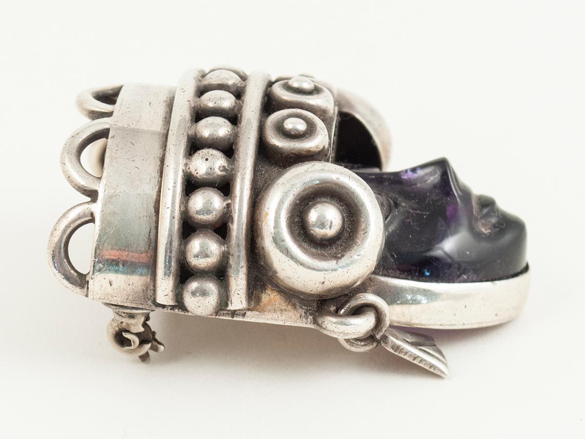 Offered by Zena Kruzick
Midcentury Los Ballesteros Taxco Mexico silver and amethyst Aztec head brooch

A beautifully carved amethyst head of Aztec royalty set into a sterling silver brooch. It has the Talleres de los Ballesteros hallmark and